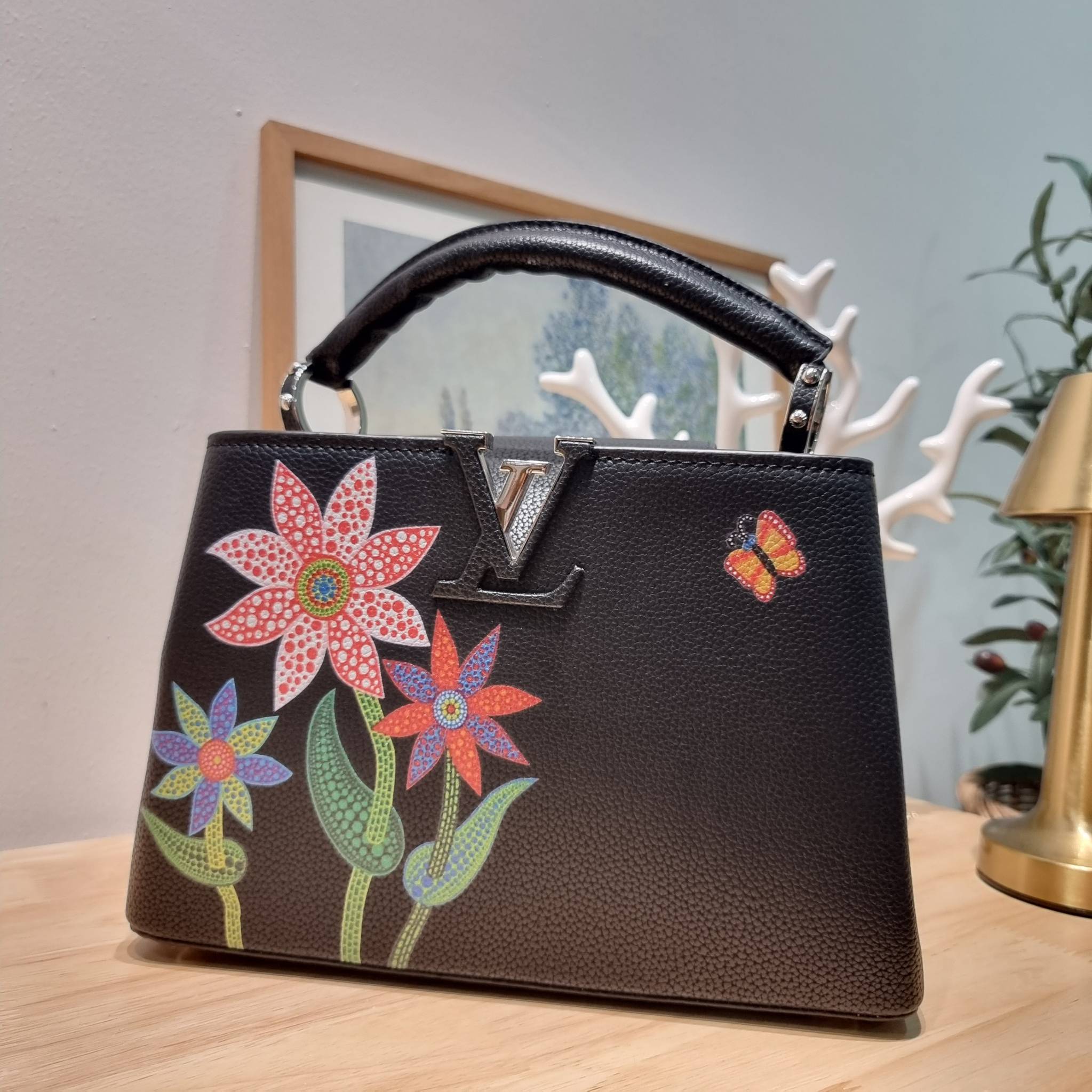 LV x YK Capucines BB / LV Bag พร้อมส่ง กระเป๋าถือสุดหรู ดีไซน์ทรงคลาสสิค ดีงามม้ากกกก!! มาพร้อมหูจับในตัว ด้วยรูปทรงวินเทจ งานปั้มสวยเป๊ะปังตามรูป **รอบนี้จัดราคาพิเศษสุดคุ้ม งานสวยเกินราคาค่ะ