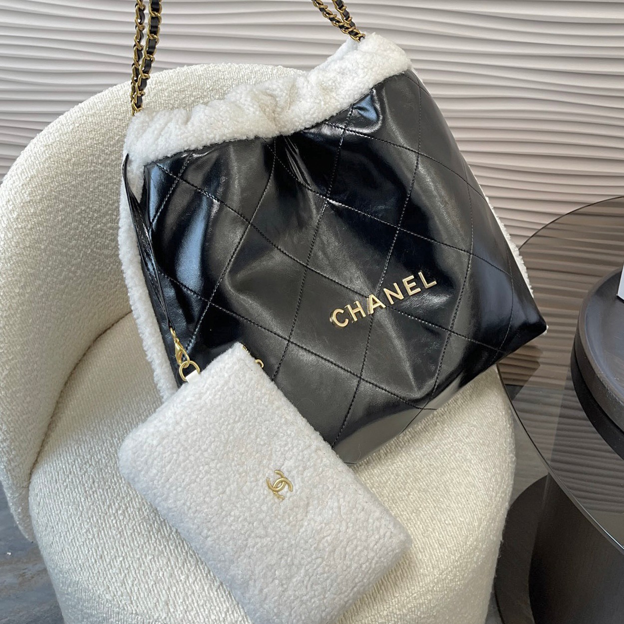 ใช้คำว่า 'สวยยย' ได้เปลืองมากใบนี้! กับ CHANEL 22 LEATHER HANDBAG ทรงยอดฮิตในปี 2023 กระเป๋าหิ้วหรือคล้องไหล่ได้ **หนังกลับ ทั้งใบสวยเนี้ยบบ