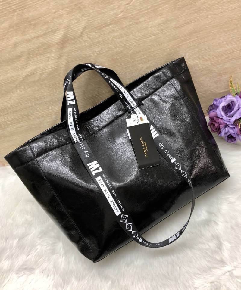 New in!!! ZARA HANDLE BAG Best seller !!! พร้อมส่งรุ่นใหม่ล่าสุดปี 2018 กระเป๋าถือหรือสะพายข้าง วัสดุหนังเมทาลิค น้ำหนักเบา ดีไซด์แบบเรียบแต่ดูเก๋ค่ะ รุ่นนี้โดดเด่นตรงสายของกระเป๋า สายพิมตัวอักษรสีขาว ปล่อยสายยาวลงมา รวบเป็นแบบสะพายข้างได้นะคะ เปิดปิดกระเ