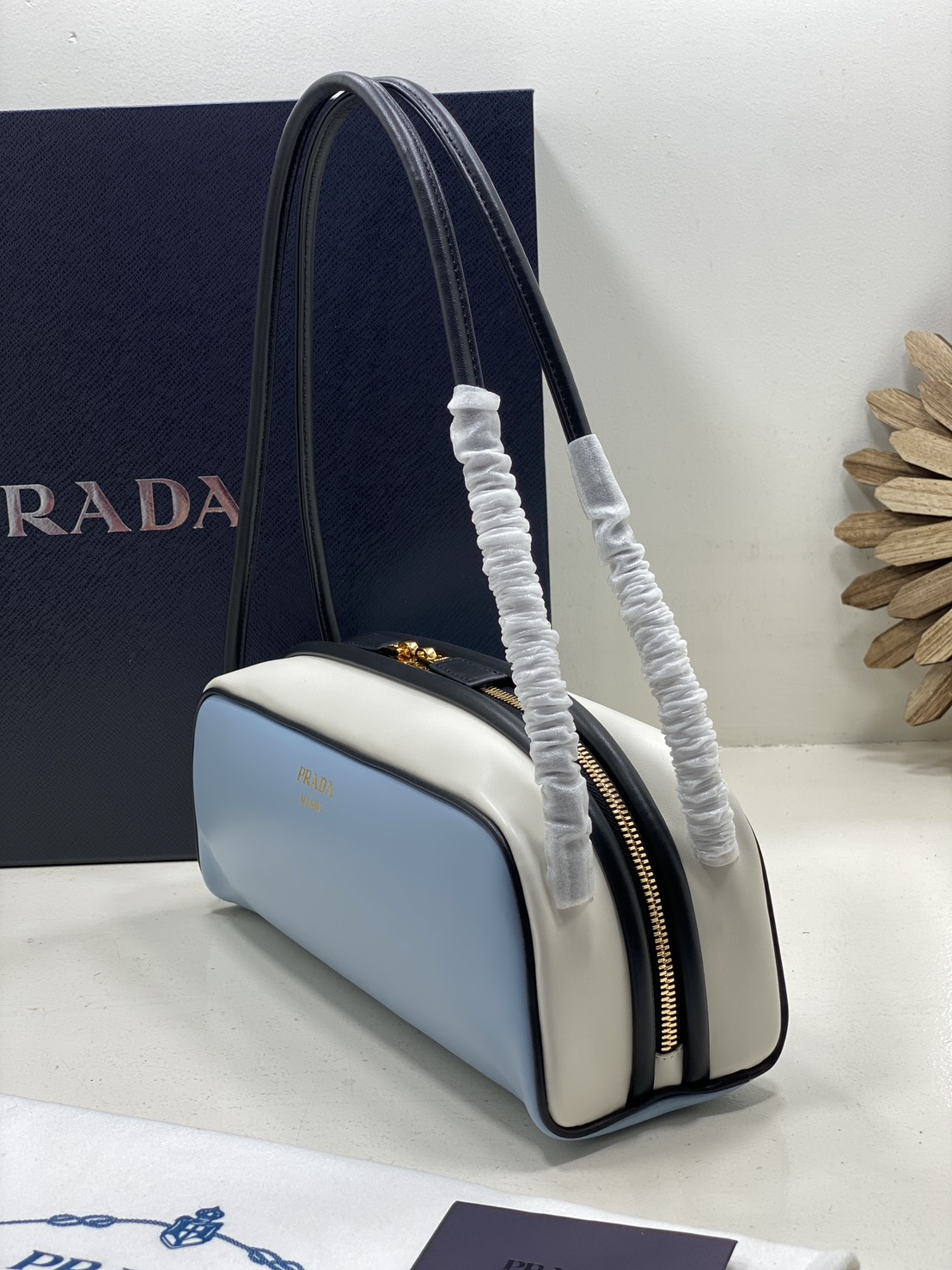 TOP ORI หนังแท้ | Prada Swing smooth leather shoulder bag / Prada Hobo Bag กระเป๋าสะพายสไตน์สปอร์ตเรียบหรูดีไซน์ใหม่เรียบง่าย หนังแท้เรียบสวยสัมผัสนุ่มละมุน โทนสีทูโทนแต่งแต้มสีสันให้โดดเด่น