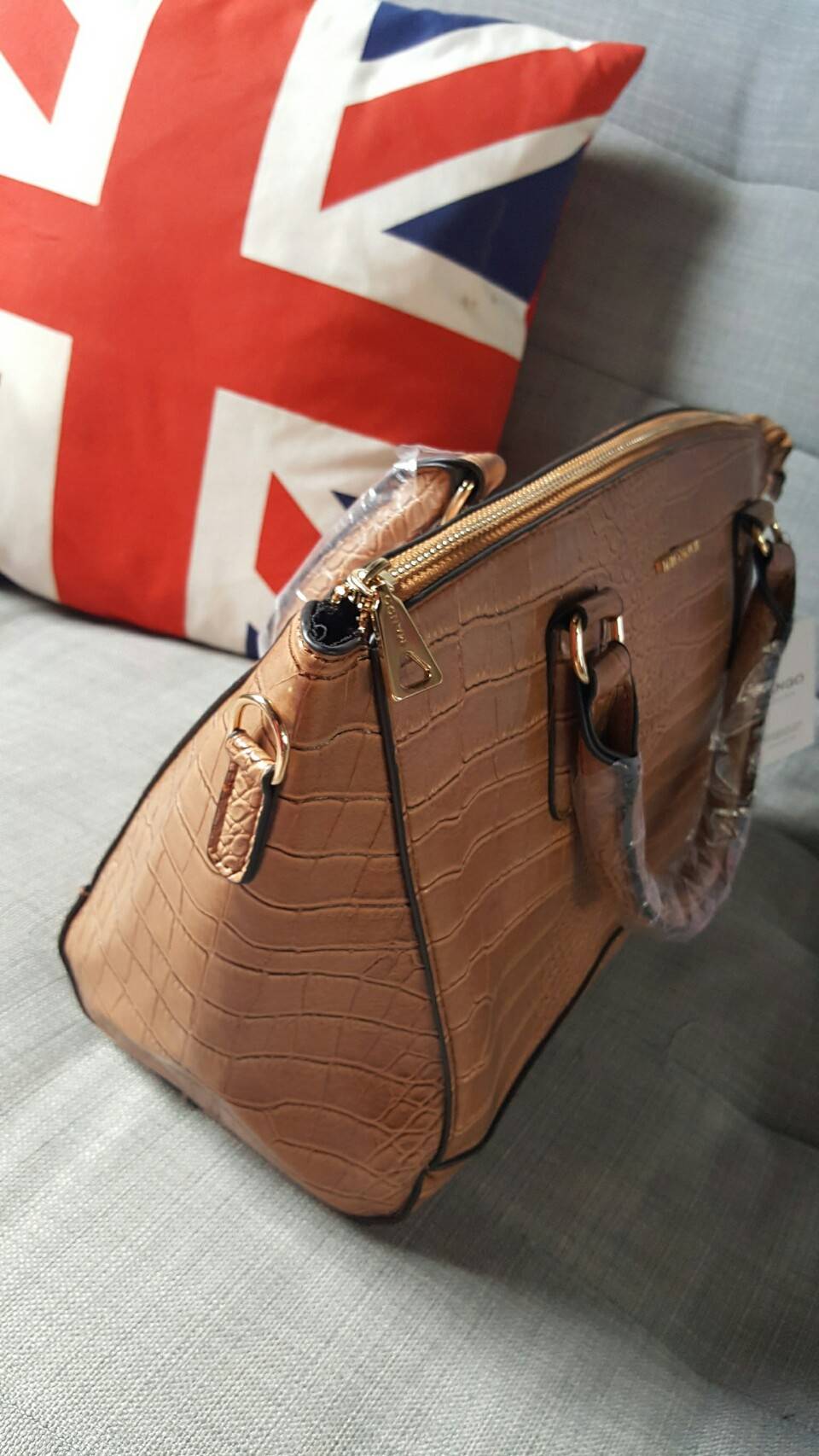 Mango touch croc tote bag กระเป๋าสะพายสุดคลาสิค ทรงสุดหรู New Collection ยี่ห้อ MANGO TOUCH แท้ รุ่น Croc Tote Bag วัสดุหนังลายปั๊ม หนังจระเข้ ตั้งอยู่ทรงสวย อะไหล่ทองทั้งใบออกแบบหนังแบนเวลาวาง แต่งให้หรู ด้วยอะไหล่ทอง ทั้งใบ มาพร้อมสายสะพายยาวปรับได้ค่ะ 