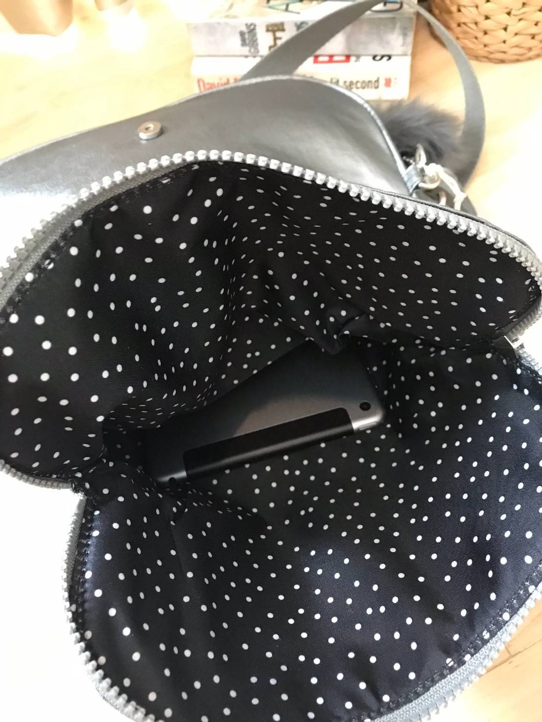 Kipling Basic Plus Earthbeat S Crossbody bag กระเป๋าสะพายทรงครอสบอดี้ สามารถสะพายได้ทั้งสายคู่และสายเดี่ยว มีดีเทลที่ฝาหน้ามีช่องซิปซ่อนทรงลึกและด้านหลังมีอีก1ช่อง ช่องหลักเปิดปิด2ชั้นด้วยกระดุมแม่เหล็กและซิปเดียวใช้งานง่าย ภายในใส่ได้ทั้งมินิไอแพค กระเป๋