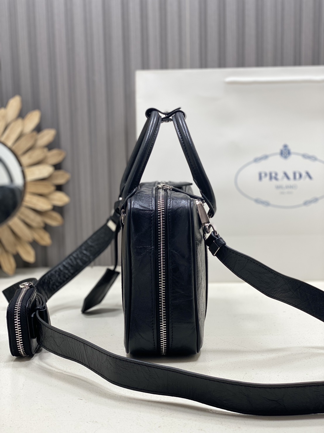 ORI หนังแท้ | Prada Small Top-handle Bag in Antique Nappa กระเป๋าสะพายพร้อมหูจับ งานหนังยับดีไซน์เอฟเฟกต์เท็กซ์เจอร์ที่มีเสน่ห์สไตล์วินเทจ พร้อมทริกห้อยเพิ่มสไตล์สัมผัสที่โดดเด่นและร่วมสมัยยิ่งขึ้น
