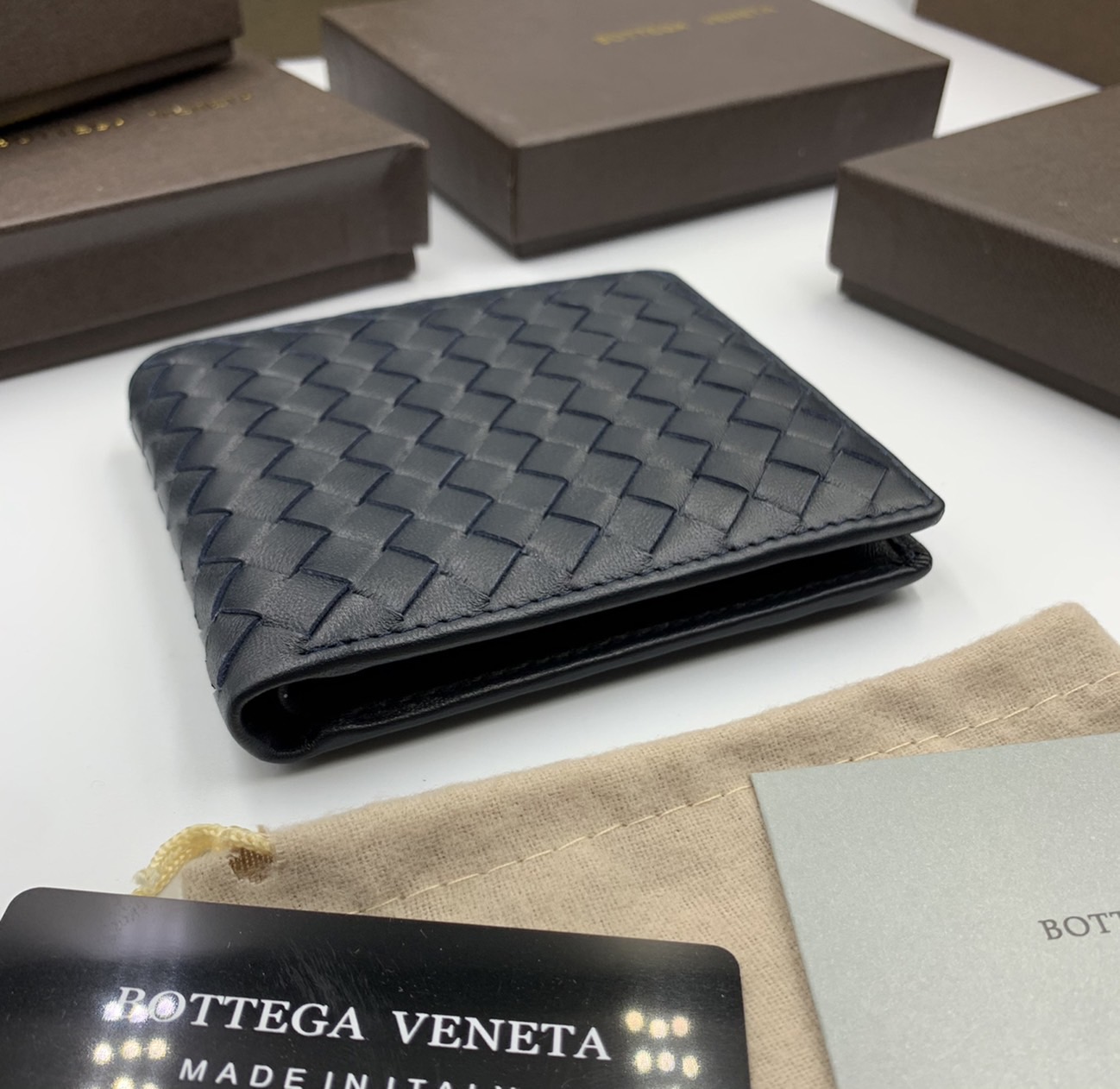 หนังแท้ BOTTEGA VENETA WALLET / BV Wallet พร้อมส่งที่ไทย กระเป๋าสตางค์ใบสั้นคุณผู้ชาย รุ่นตามหา มาเท่าไหร่ไม่เคยพอเลยค่า เป็นรุ่นคลาสสิกที่หยิบมาใช้งานได้บ่อยที่สุด งานหนังลูกวัวแท้ทั้งใบ ใช้ทนทานได้นาน ใช้ทนทานได้นานภาพสินค้าถ่ายจากงานขายจริง ใช้งานต่างป