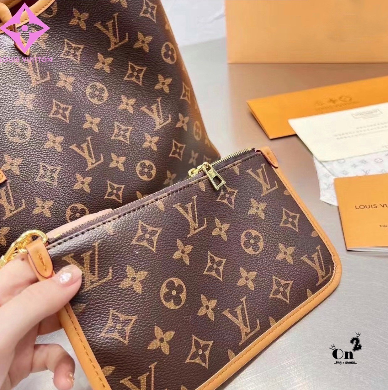 LV CARRYALL Monogram Canvas 12" / LV Shopping Bag รุ่นใหม่ล่าสุด กระเป๋าสะพายทรงหรูหรามีสไตล์ สวยปังมั้ยไหว ใบจริงสวยมากกกก ได้สวยก่อนใคร วัสดุหนังแคนวาสเคลือบลาย สวย คลาสสิค ภายในเป็นช่องโล่ง จุของได้เยอะ สาวๆใช้ใบนี้ สะพายไปไหนก็เข้ากัน ถ่ายรูปสวยๆ