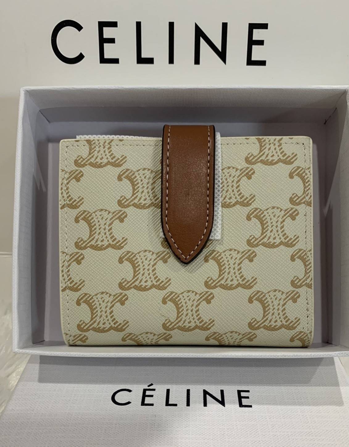 CELINE SHORT WALLET VIP GIFT WITH PURCHASE (GWP) พรีเมี่ยมกิ๊ฟ Limited จาก CELINE HAUTE PARFUME DUTYFREE COUNTER วัสดุ Triomphe Canvas หนังสวยอยู่ทรง ประดับโลโก้แบรนด์ที่ด้านหน้า ขนาดกำลังดี จับถนัดมือ เปิด-ปิดฝาพับกระดุม ภายในมีช่องแบ่งหลายช่อง มีช่องใส่
