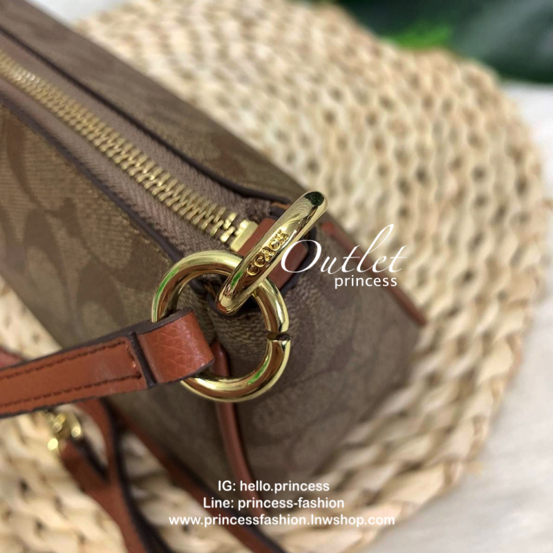 Coach signature crossbody bag กระเป๋าสะพาย size mini วัสดุ pu. ลาย signature เปิดปิดด้วยซิป ด้านในโล่ง ใส่ wallet ยาว, มือถือได้ทุกรุ่น ด้านหลังสกรีนลายน่ารัก พร้อมสายสะพาย 2 เส้น แบบสั้นสะพายไหล่ และแบบยาว crossbody ถอด ปรับได้ค่ะ