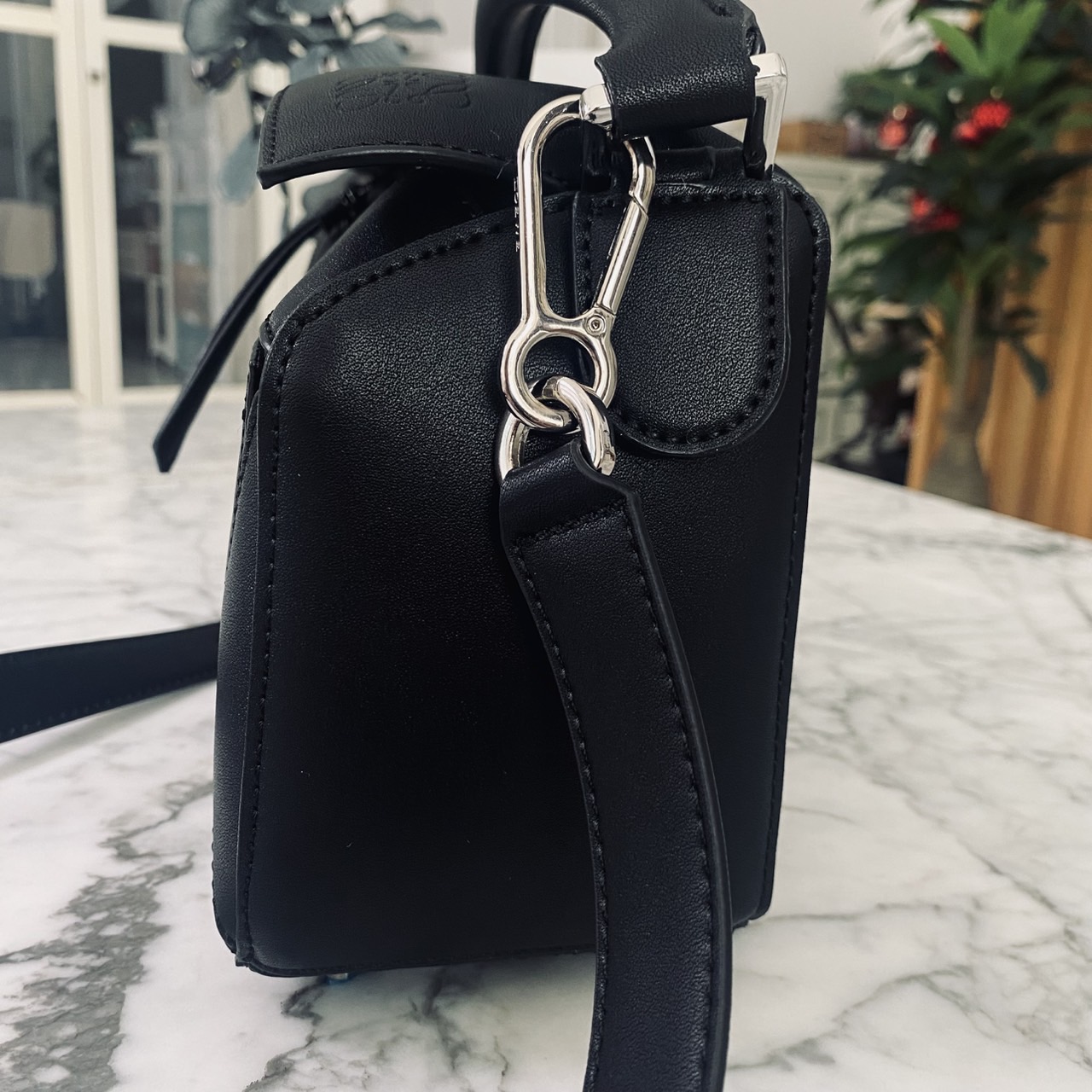 LOEWE Puzzle bag in smooth leather กระเป๋าสะพายทรงกล่องเรียบแต่หรูคูลและเท่ห์ สุดยอดแบรนด์ที่ดีไซน์เป็นเอกลักษณ์ โดดเด่น สไตล์พัซเซิล ใช้ได้ทั้งชายหญิง