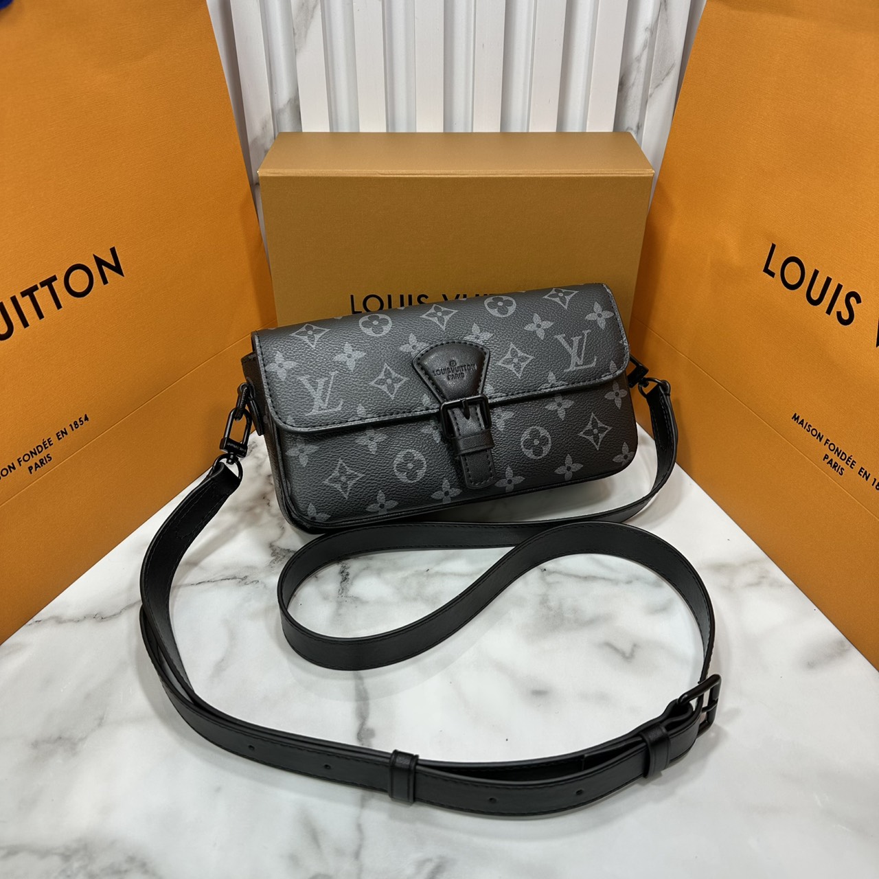 ORI หนังแท้ | LV Montsouris crossbody bag Monogram Eclipse Canvas 22cm กระเป๋าสะพายทรงแมสเซ็นเจอร์ไซส์เล็ก สไตน์กระเป๋าสตางค์แบบสะพาย ดีไซน์ใหม่ทรงยาวล้ำสมัยประดับบัคเคิลสัญลักษณ์เมซงพร้อมแถบแม่เหล็กด้านหน้า สุดไอคอนิก