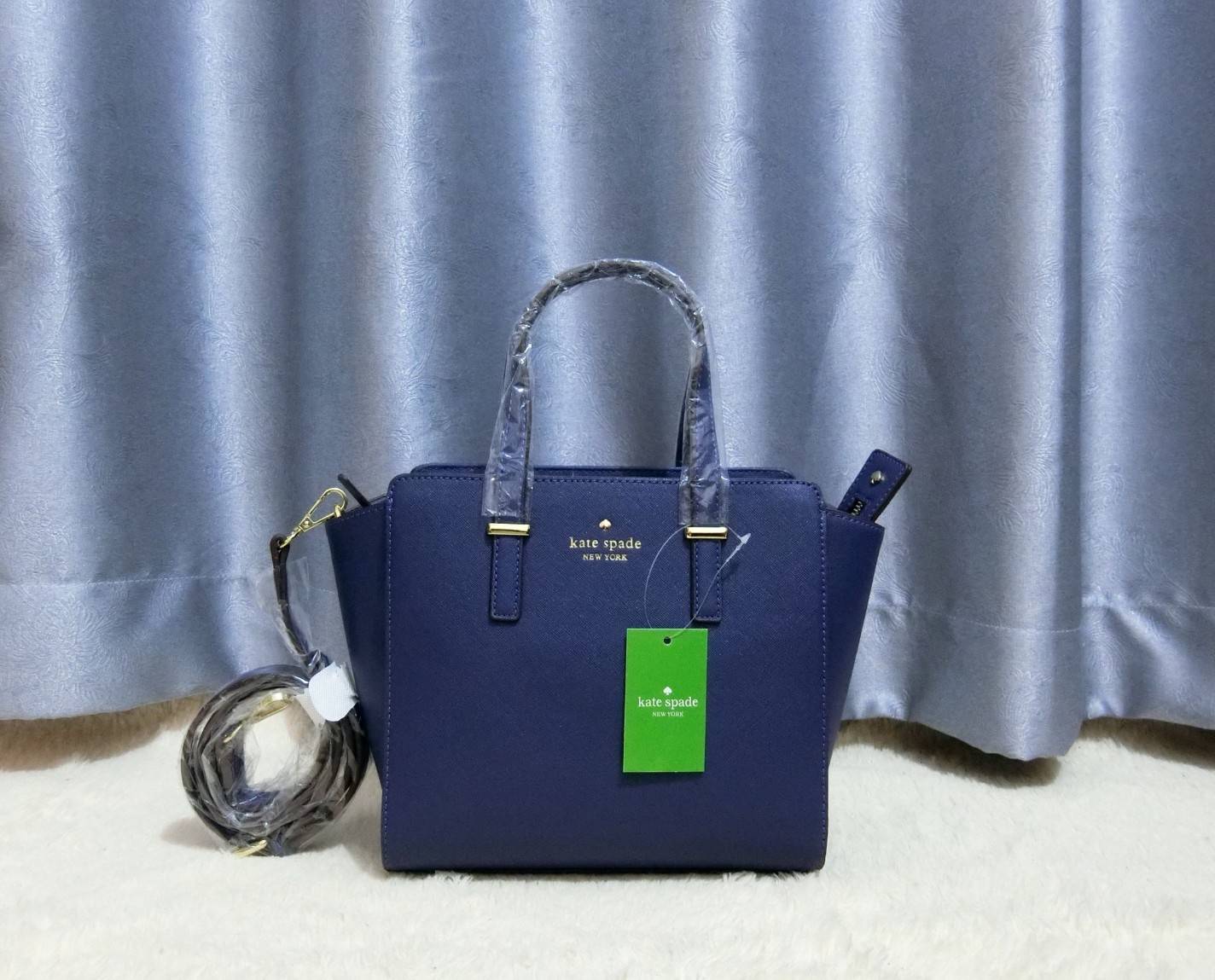KATE SPADE NEW YORK CEDAR STREET HAYDEN BAG กระเป๋าถือหรือสะพายหนัง Saffiano สวยหรูอยู่ทรงสไตล์ PRADA ด้านหน้าประดับโลโก้สีทองสวยไฮโซ ภายในมีช่องซิปและช่องเล็ก ซับในอย่างดีสกรีนลาย Kate Spade กว้างและจุ ใส่ ipad mini กระเป๋าสตางค์ ของใช้ได้เยอะ มีหมุดรองฐ