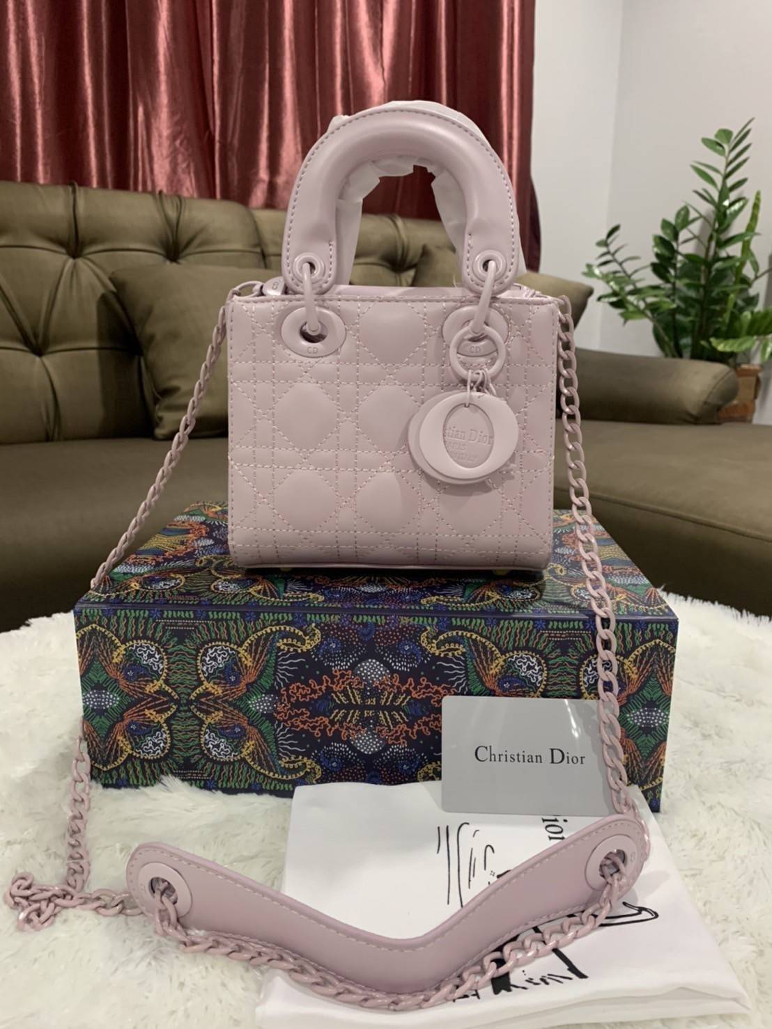 VIP 】MICRO LADY DIOR BAG Cloud ฺBlack & Pink My ABC Cannage Lambskin : VIP GIFT WITH PURCHASE (GWP) พรีเมี่ยมกิ้ฟ Limited Edition จาก DIOR DUTYFREE COUNTER ความสง่างามอีกหนึ่งรุ่นของ Dior รูปทรงสีเหลียม ขนาดกระทัดรัด อะไหล่เข้ากับสีกระเป๋า ตั้งอยู่ทรง ฐาน