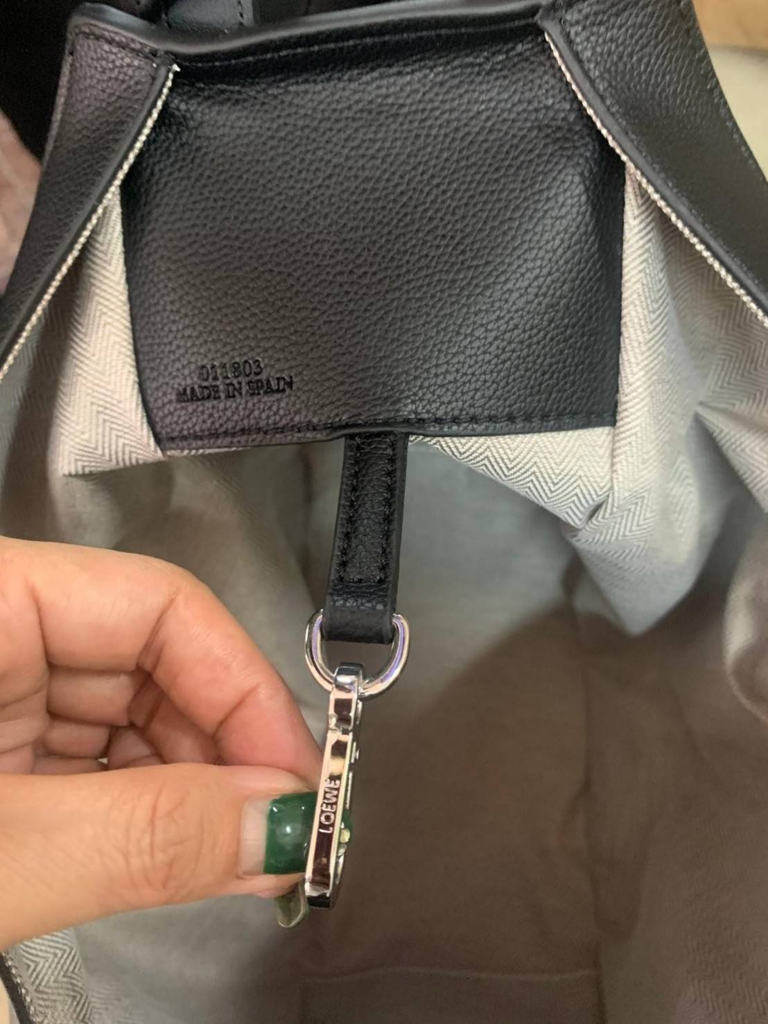 Loewe Hammock Bag / Loewe Small Hammock Leather Bag / กระเป๋าสไตล์แคชชวล มีจุดเด่นตรงการออกแบบทรงกระเป๋าให้ดูคล้ายกับเปลนอน ให้ความรู้สึกสบายๆ