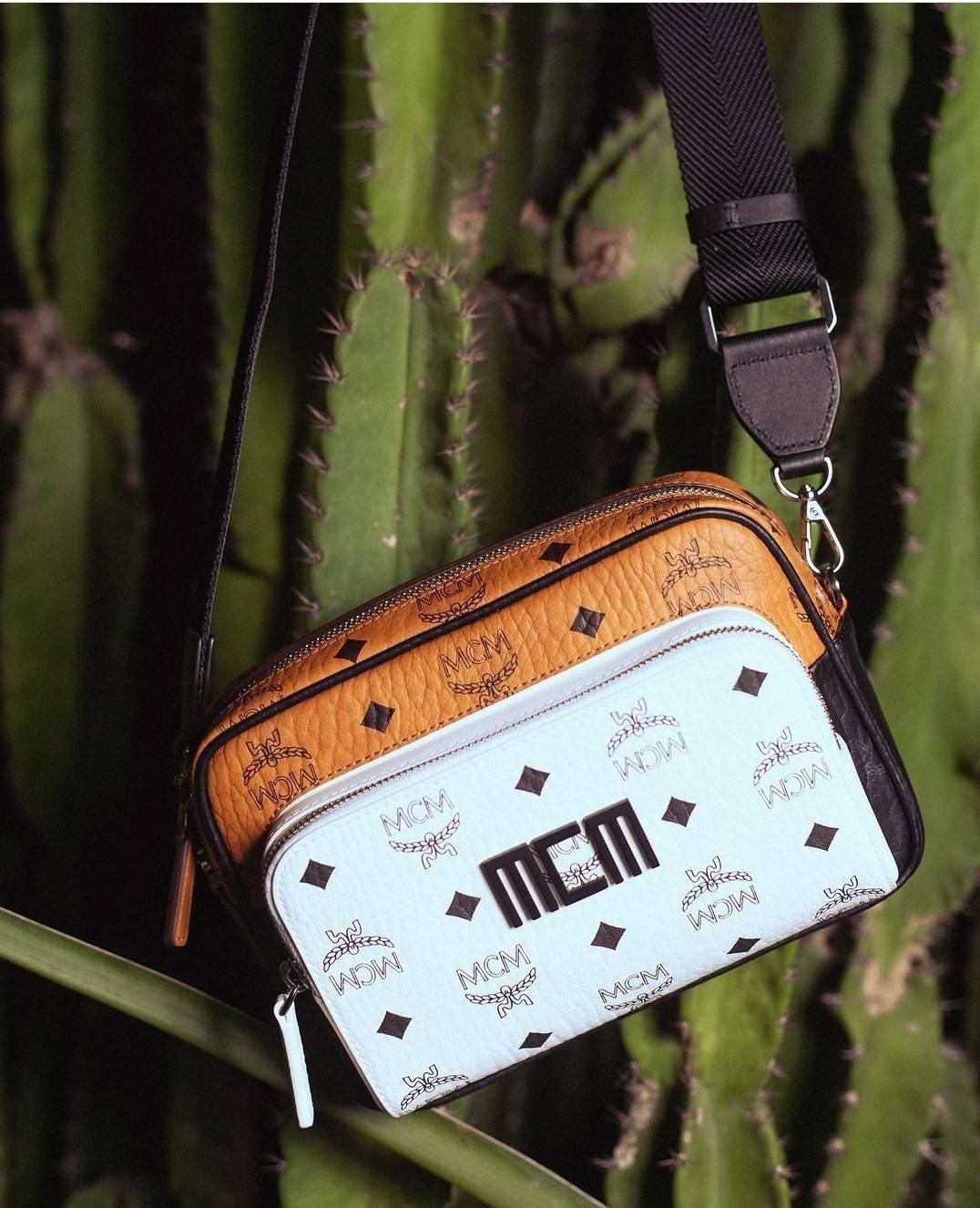 M.C.M KLASSIK CROSSBODY IN VISETOS MIX คลาสสิคสมชื่อ!! กระเป๋าสะพายข้างทรงครอสบอดี้ ดีไซน์มิกซ์แอนด์แมทช์สุดคูล ใหม่ล่าสุด เท่ได้ไม่ซ้ำใคร โลโก้โลหะรมดำดูมีเสน่ห์ วัสดุหนังแคนวาสคุณภาพดี มีช่องหลัก 2 ช่อง เปิด-ปิดด้วยซิป ด้านหลังมีช่องย่อยอีกหนึ่ง ภายในโล