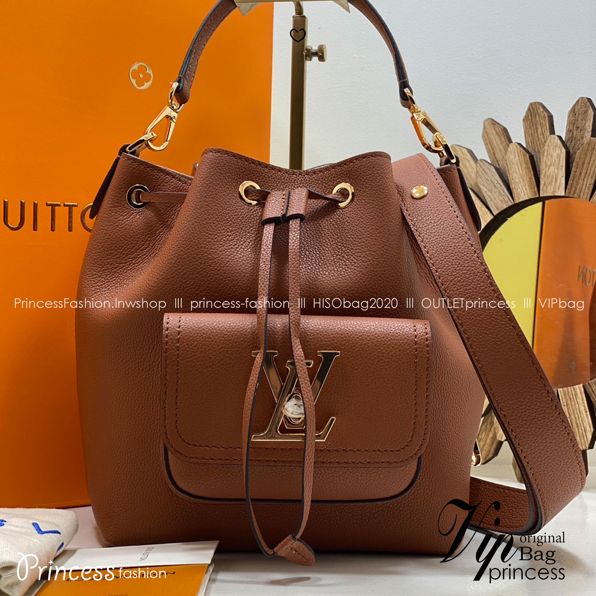 สลับแท้ LV Lockme bucket bag กระเป๋าสะพายทรงบัคเก็ตวินเทจ สวยคลาสสิก งานหนังแท้เต็มใบ โดดเด่นด้วยโลโก้สีทอง ด้วยดีไซส์ที่เรียบหรูเหมาะใช้ได้หลากหลายโอกาส