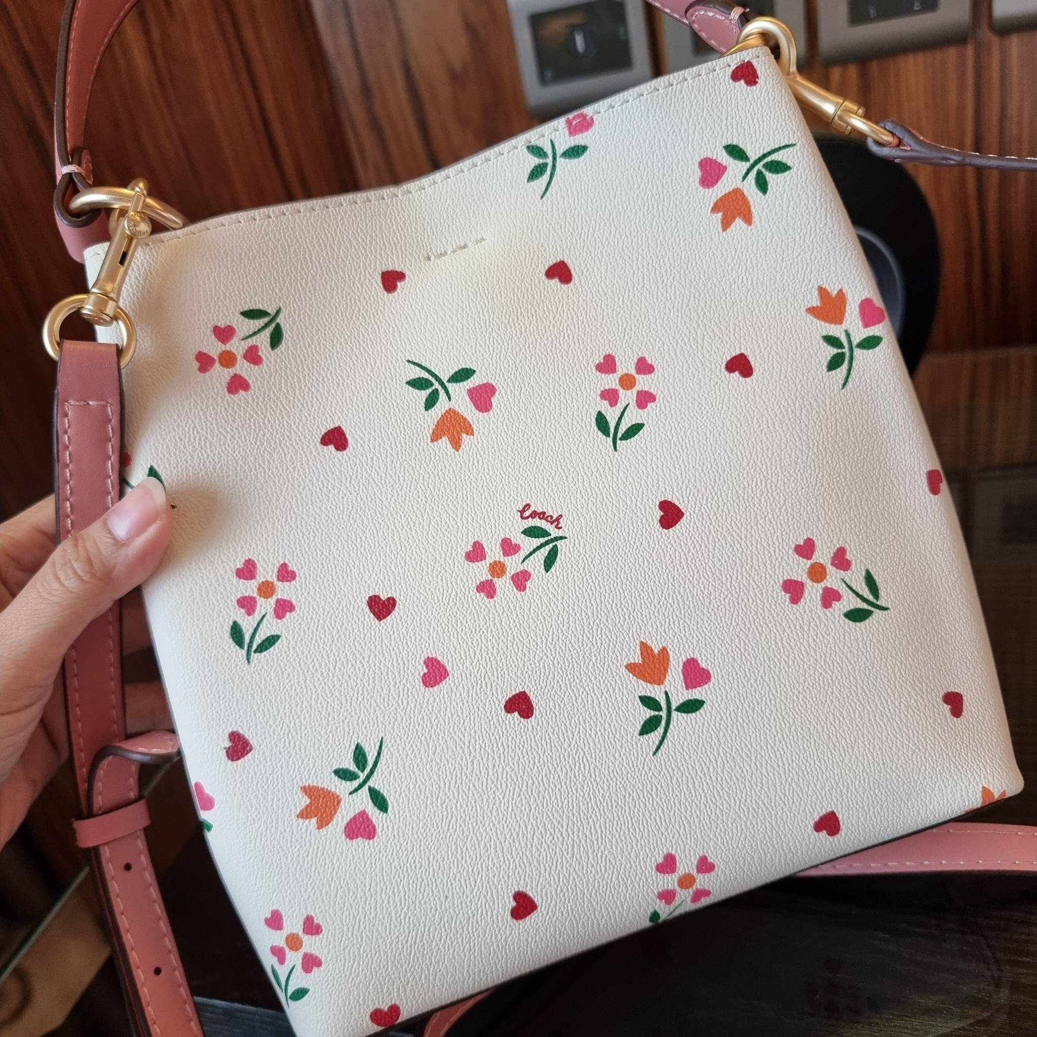 COACH C7976 SMALL TOWN BUCKET BAG WITH HEART PETAL PRINT 💕💜💕💝 คอลเลคชั่นใหม่ล่าสุด ที่พร้อมให้สาวๆได้สวยในเทศกาลแห่งความรัก กระเป๋าทรงบัคเก็ตไซส์เล็ก ดีไซน์ลวดลายสุดคิ้วท์ ช่อดอกไม้หัวใจ เห็นแล้วต้องปิ๊ง!! วัสดุหนัง pepble 