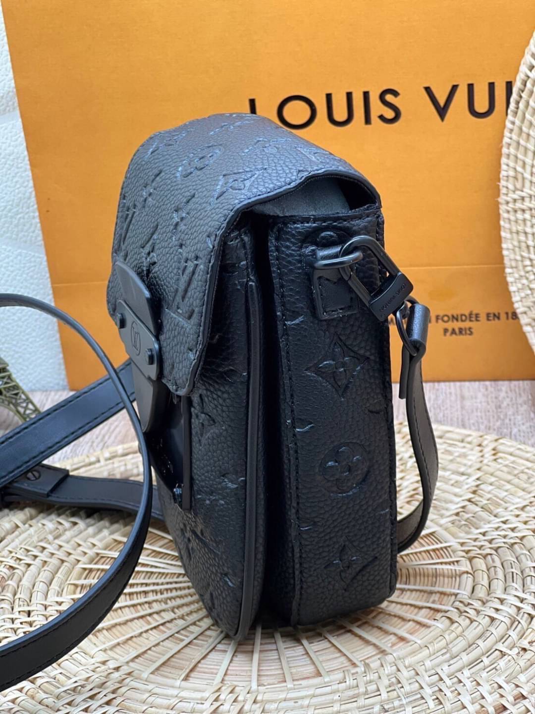 LV S-Lock Vertical wearable wallet / LV Phone bag Black Taurillon Monogram leather Cowhide-leather trim เกรดออริจินอล ใช้ได้ทั้งผู้หญิงผู้ชาย พร้อมส่งที่ไทย ภาพสินค้าถ่ายจากงานขายจริง ใช้งานต่างประเทศได้