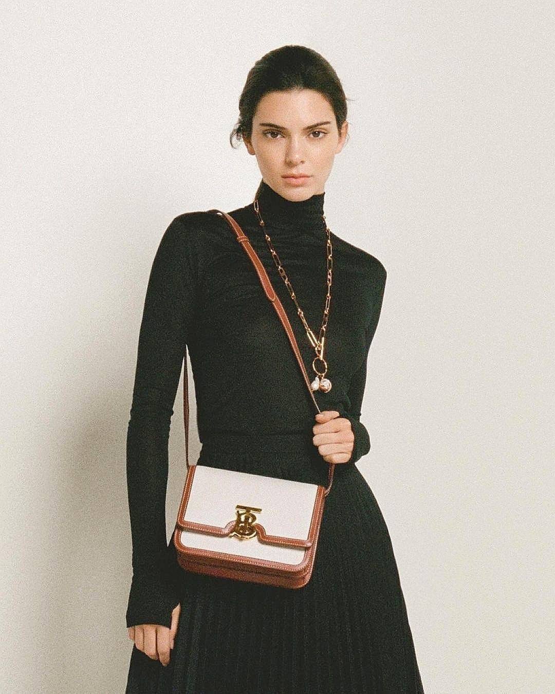 BURBERRY FRAGRANCES CROSSBODY BAG / BURBERRY FRAGRANCES QUITED LAMBSKIN BAG ตัวกระเป๋าเป็นผ้าตัดหนังแท้ Lambskin นิ่มสวยหรูดูดี เปิดปิดด้วยฝาปิดสัญลักษณ์รูปตัวB ภายในโล่งกว้าง