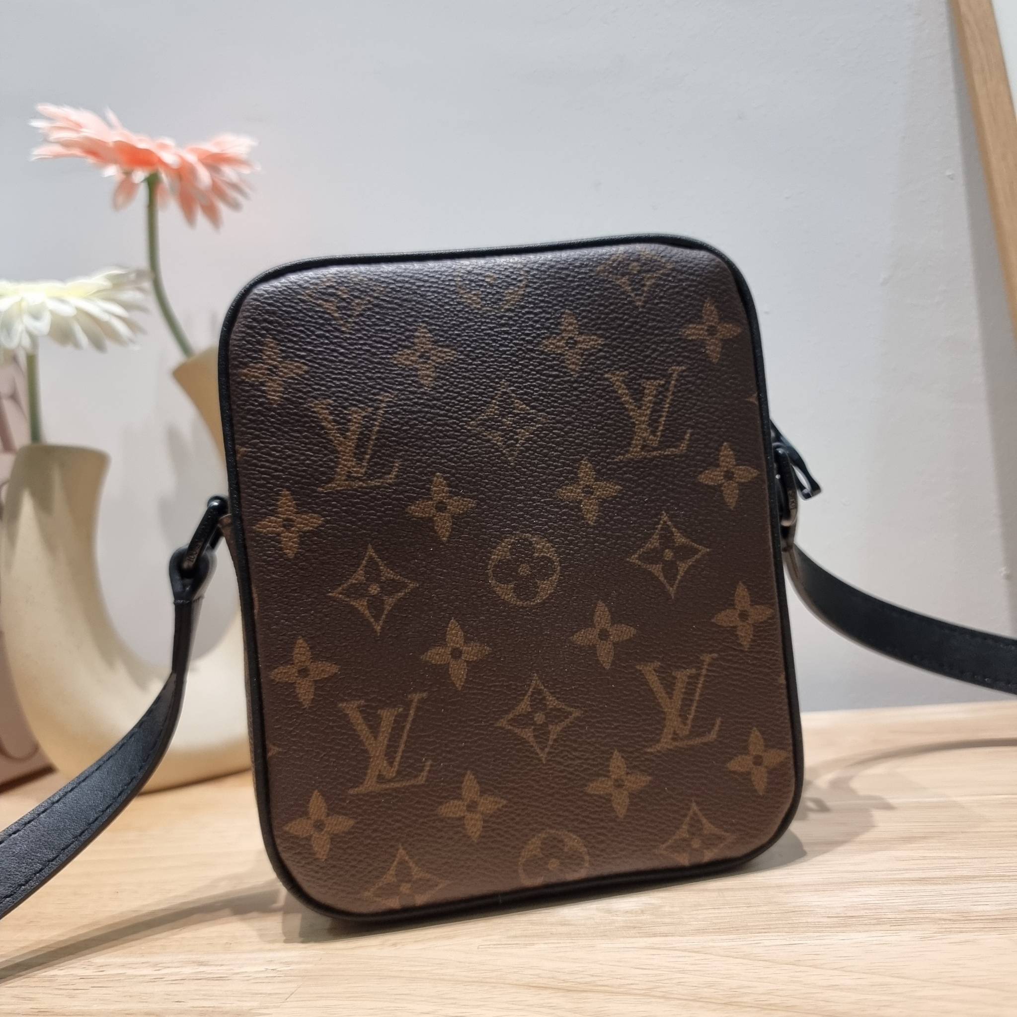 LV CHRISTOPHER กระเป๋าสะพายรูปทรงสปอร์ตสุดชิค LV crossbody wallet bag ใหม่ล่าสุด ได้ชิคๆเท่ๆก่อนใคร ไม่ต้องรอพรีฯ กับกระเป๋าสะพายข้างสำหรับหนุ่มๆ งานหรู ราคาดี วัสดุหนังแคนวาสคุณภาพดี ดีไซน์กะทัดรัด คล่องตัวแบบทูอินวันไปเลย เพราะใช้แทนกระเป๋าสตางค์ก็ได้ ส