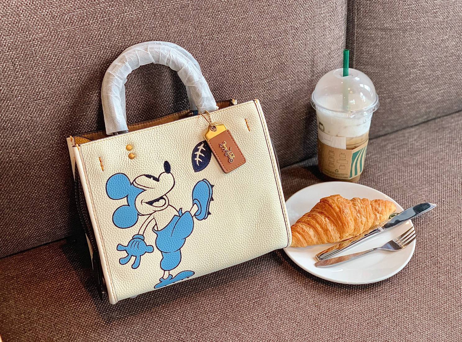 LIMITED EDITION!💥 💋สวยต้องยกนิ้วให้นางไปเลยจร้าา👍👍 COACH DISNEY X COACH ROGUE 25 WITH MICKEY MOUSE((C6166)) 📌พร้อมส่งที่ไทยก่อนใคร คุณภาพจัดเต็มบอกเลย หลงรักแน่นอนค่ะ! ✔️กระเป๋าหิ้ว//คล้องไหล่//สะพายข้างได้ ส