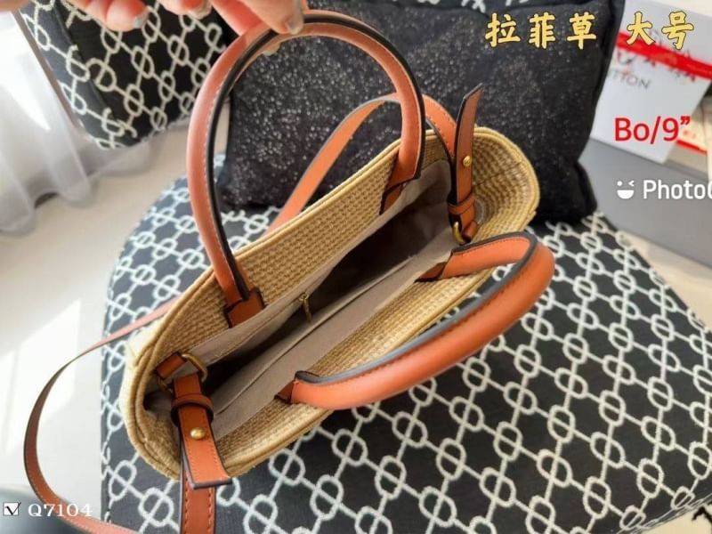 Loewe Leather-trimmed Raffia Tote / Loewe Tote Bag กระเป๋าโท้ท รูปทรงสวยงามสานเต็มใบ และยังโดดเด่นด้วยโลโก้ สีโทนอุ่น ทำให้ไอเท็มนี้ ภายในกระเป๋าใหญ่โล่งกว้าง ใบนี้เหมาะกับสายแฟชั่นมากๆ