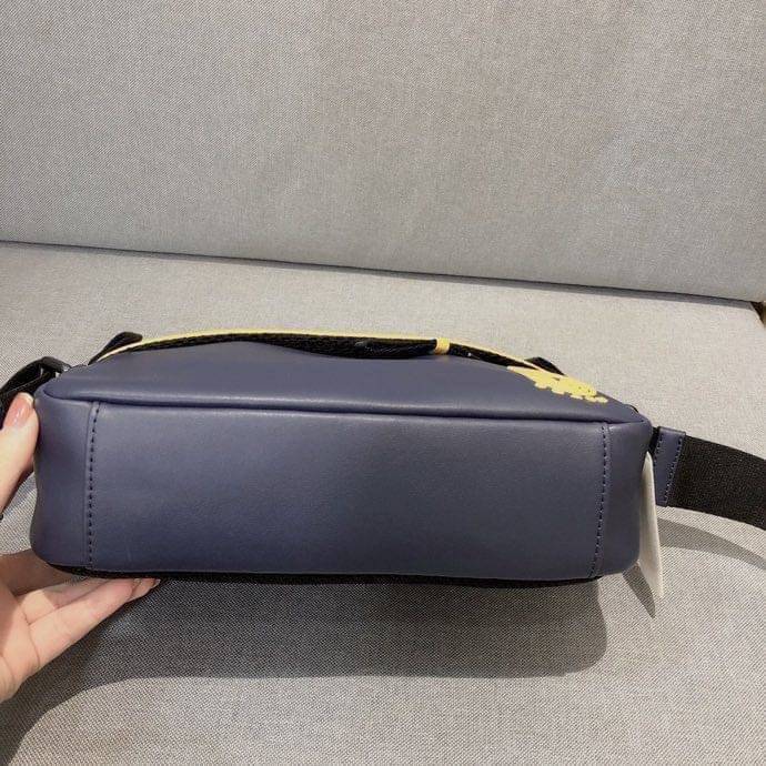 COACH EDGE CROSSBODY IN SIGNATURE CANVAS กระเป๋าสะพายครอสบอดี้ร์ วัสดุหนังแท้ หนังนิ่มอย่างดีค่ะ ด้านหน้ามีช่องซิปซ่อนให้หนึ่งช่อง เปิดปิดช่องหลักแบบซิปคู่ภายในกว้าง ใส่ของได้จุเลยนะคะ มีช่องซิปและช่องเล็กให้อีก2ช่อง;ด้านหลังกระเป๋าเป็นช่องโล่งใส่ของอีกช่