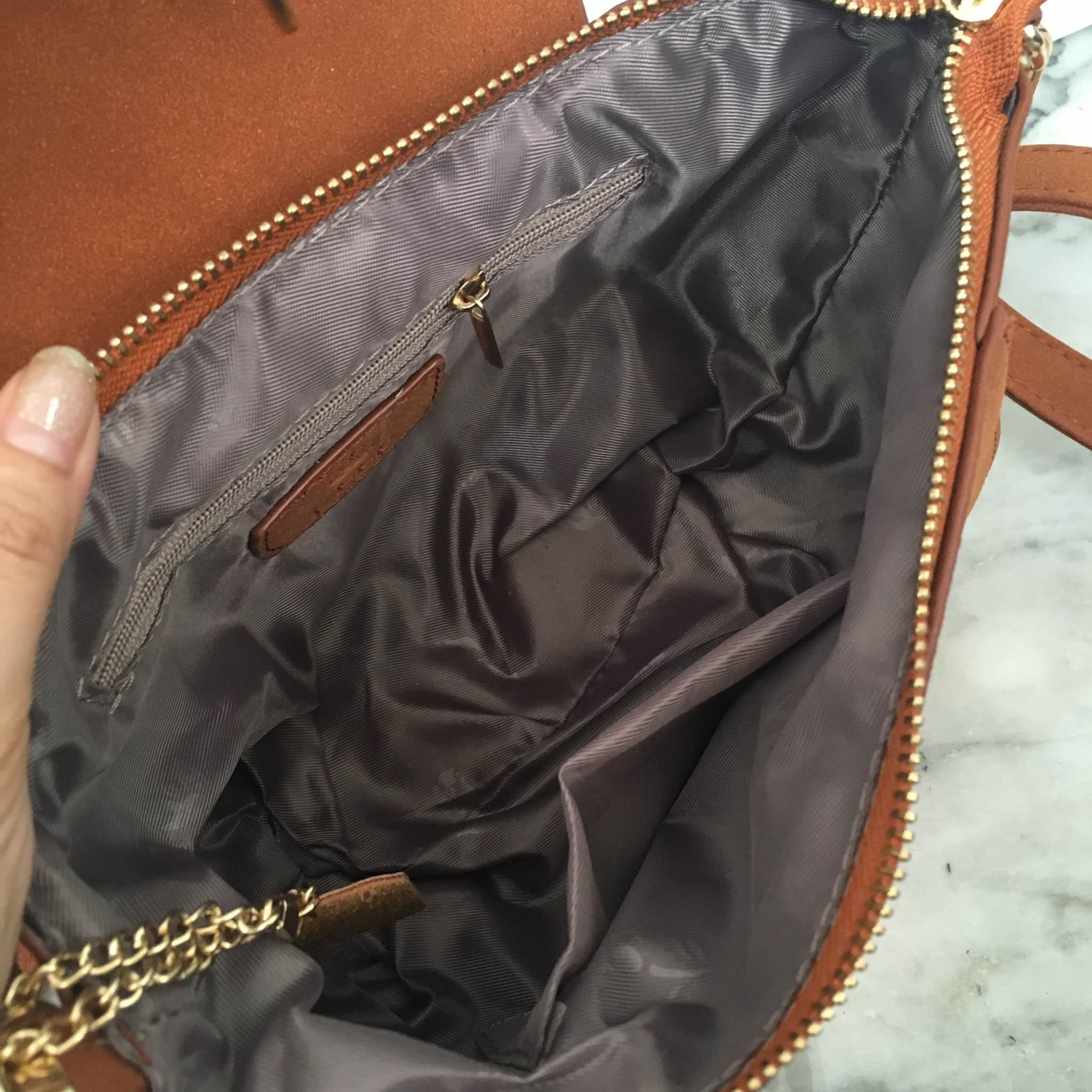 ทรงขายดี มาใหม่สวยหรูมากคะ 🌼 กระเป๋าถือ / สะพายจาก แบรนด์ KEEP รุ่น Amelia หนังกลับอย่างดี สวยคลาสสิคมากคะ #จุดเด่นใบนี้ - ขนาดกำลังดี ใส่มือถือ // กระเป๋าตังยาวได้คะ - ตัวล็อคด้านหน้าสวยหรู ปากกระเป๋ามีซิปปิดอีกที - ภายในมีผ้าซับในอย่างดี มีช่องใส