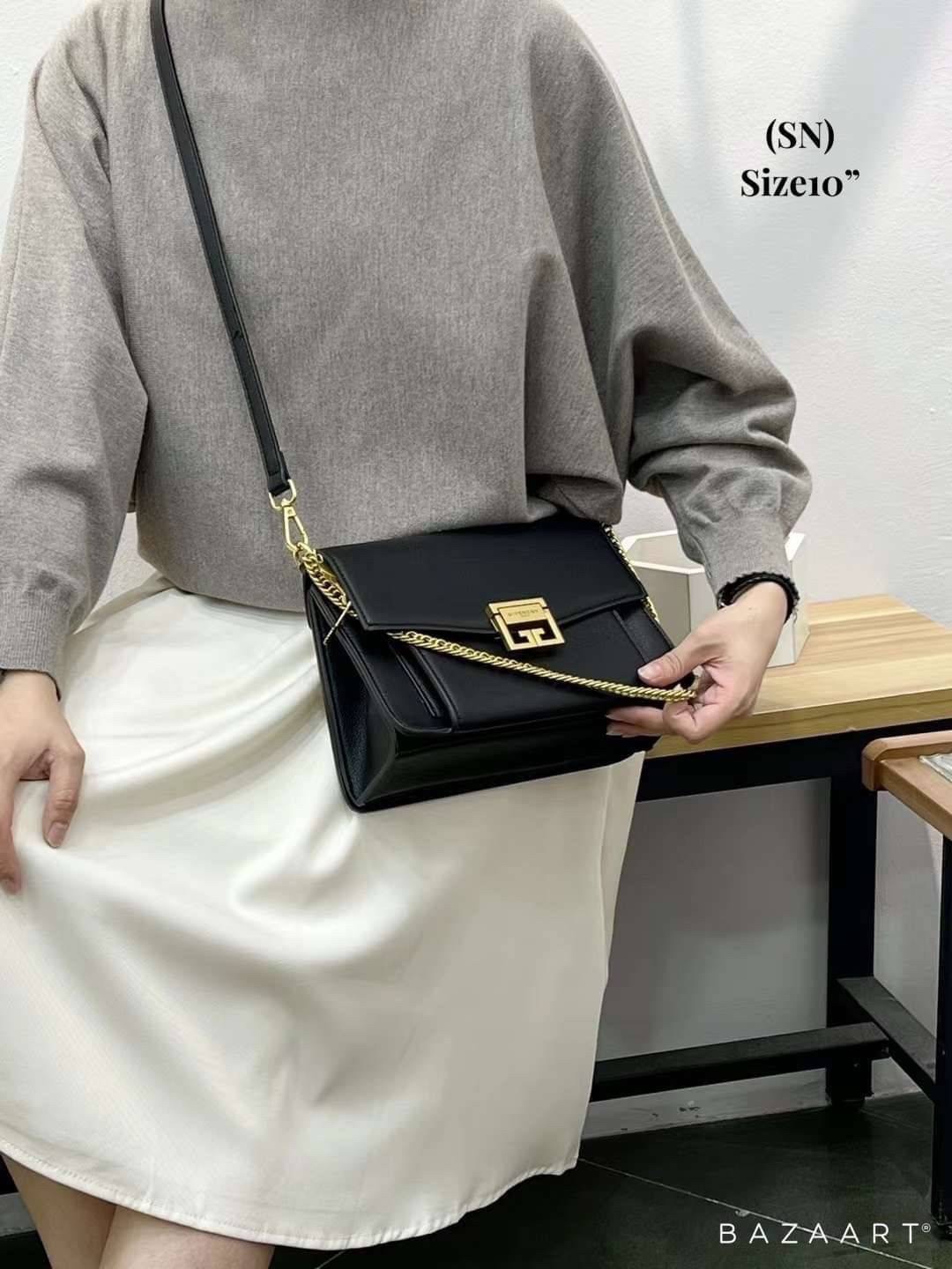 Givenchy GV3 Small Leather 25cm รุ่นยอดนิยม กระเป๋าสะพายหนัง เปิดหน้า อะไหล่ทอง งานสวยเป๊ะอะไหล่ปั้มทุกจุดสวยหรู ดูเป็นคนมีเทสดีเลยค่าา ดีไซน์คือสวยมีคลาส มีระดับสุดๆ พร้อมสายโซ่อะไหล่ทอง ละมุนตามากค่าา