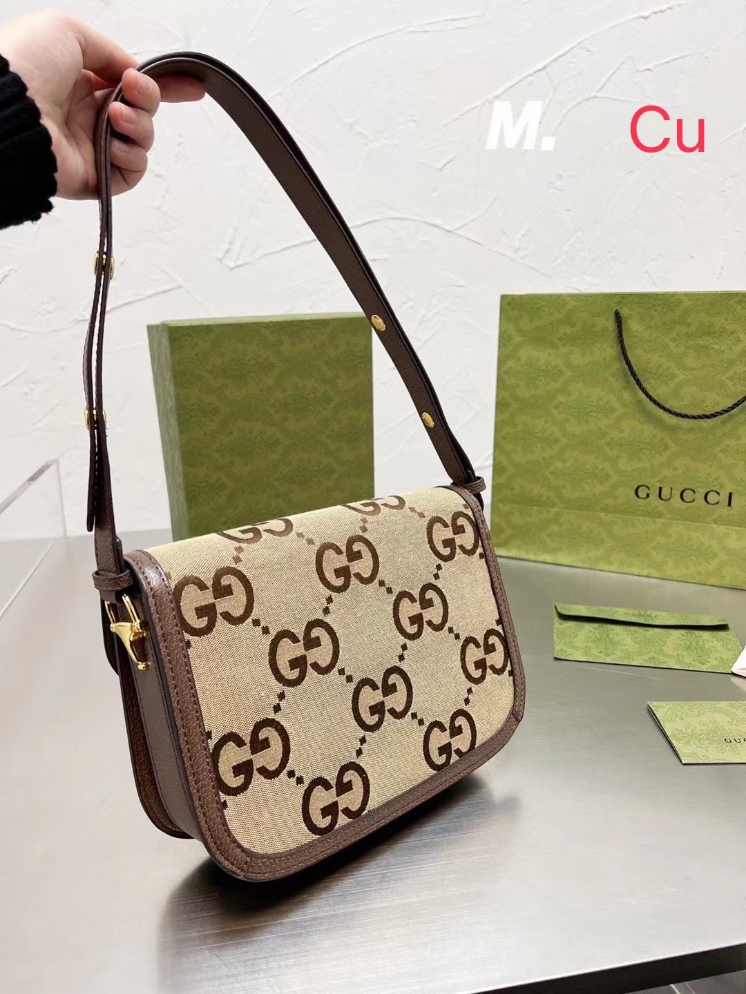 GUCCI HORSEBIT 1955 JUMBO GG BAG พร้อมส่ง กระเป๋าสะพายสุดหรู คลาสสิคสวยอยู่ทรง โดดเด่นด้วยโลโก้ GG jumbo มีช่องซิปเล็กใส่ของสำคัญได้ แมทซ์ง่ายกับทุกชุด สวยลงตัวเหมาะกับทุกชุด มีสไตล์ ต้องมีค่า