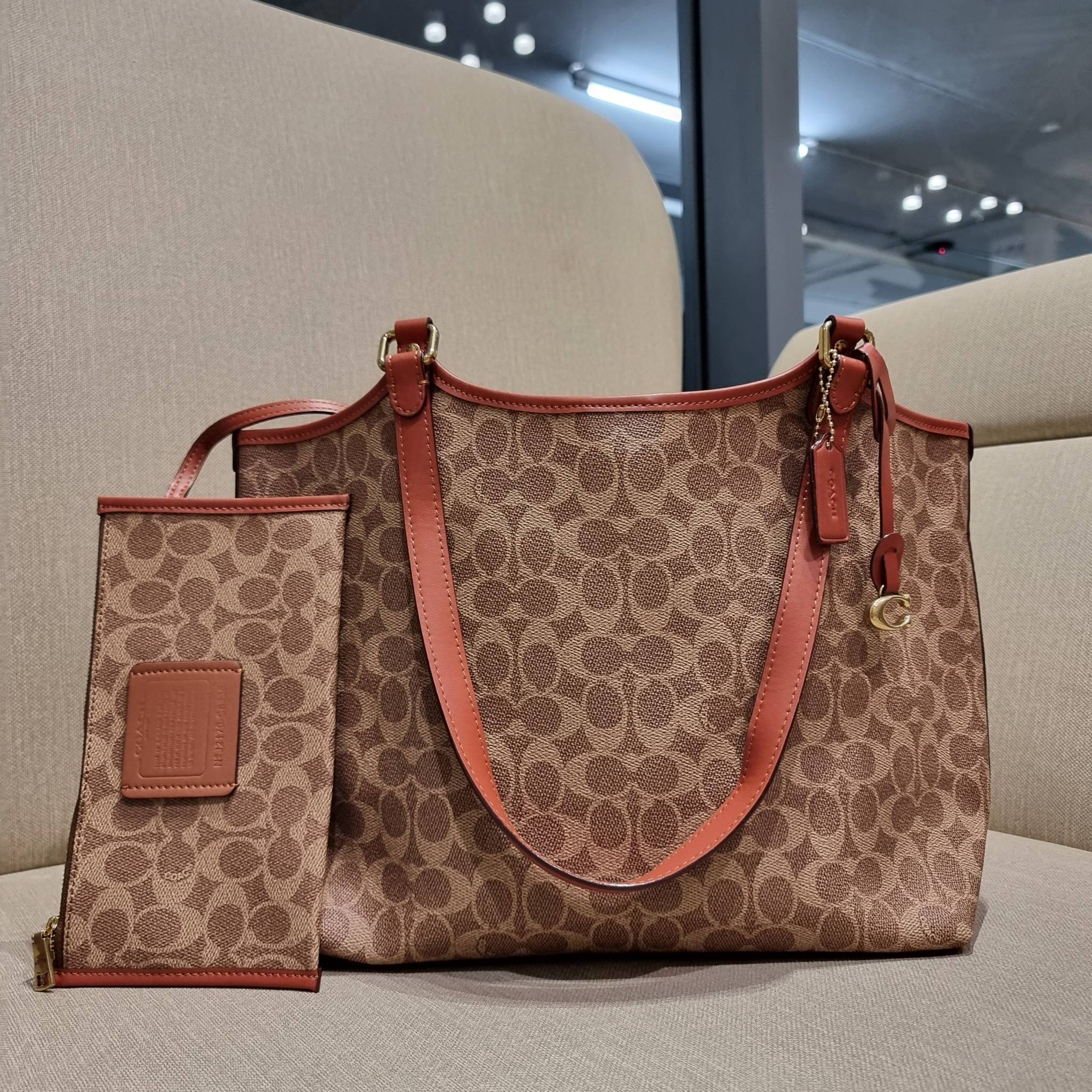 COACH C6336 DAY TOTE IN SIGNATURE CANVAS ใหม่ล่าสุด กับกระเป๋าทรงโท้ทใบใหญ่ สวยสะกดสายตา ด้วยดีไซน์ที่ดูเรียบง่าย แต่แฝงไปด้วยดีเทลเล็กๆ ที่เสริมให้ไอเท็มนี้ดูแพง พิเศษ กระเป๋าลูกใบเล็กอีกหนึ่งใบ พกติดกับกระเป๋า หรือจะเอาไปแยกใช้ก็ได้ วัสดุหนังแคนวาส สลับ