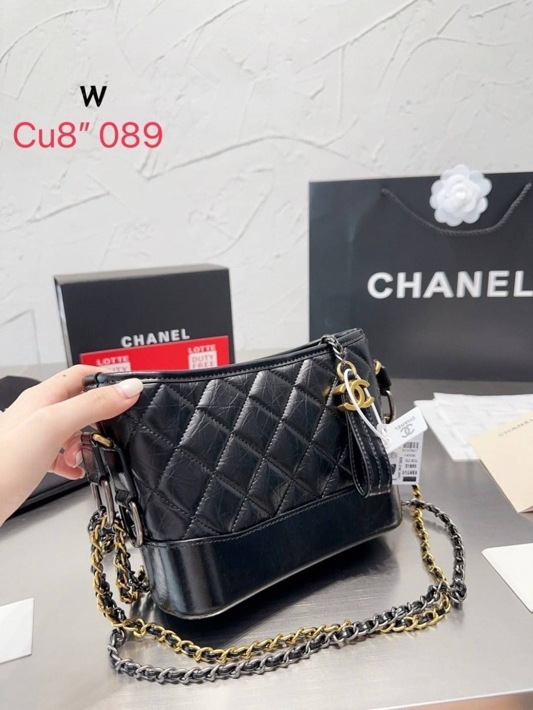 CHANEL Gabrielle Bag กระเป๋าสะพายซิกเนเจอร์ ดีไซน์ไม่เหมือนใคร เป็นเอกลักษณ์ สวยคลาสสิค No.1 ต้องยกให้ไอเท็มนี้เท่านั้น ใช้งานได้หลากหลาย สะพายได้ไม่ซ้ำ