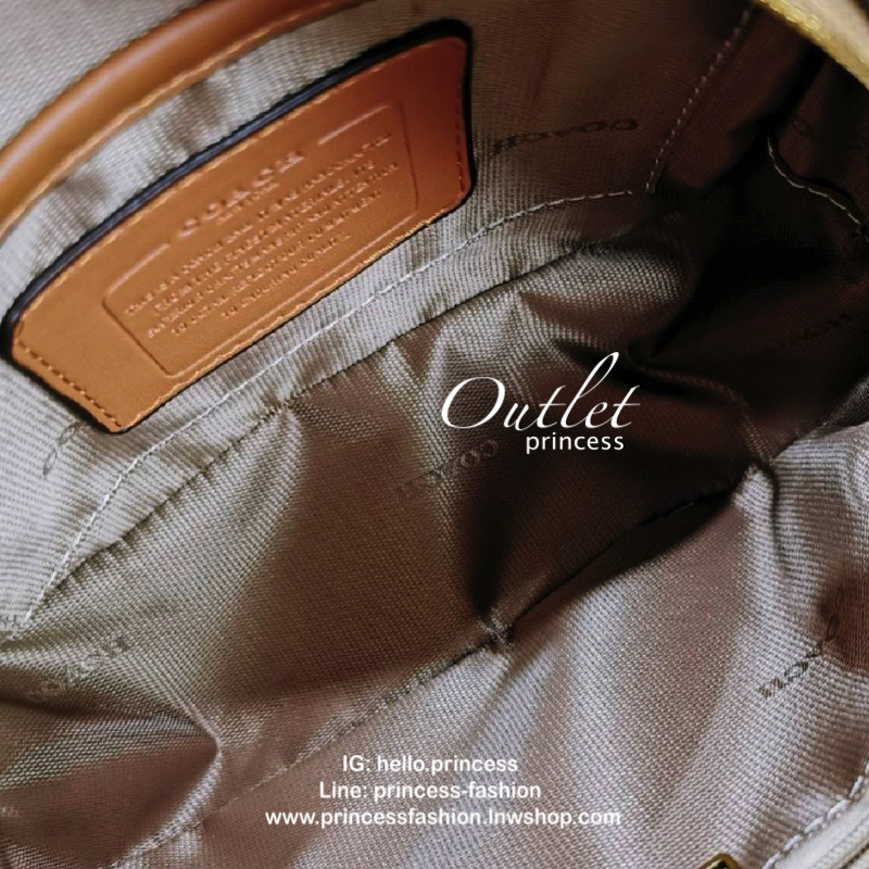 DISNEY X COACH Crossbody Bag 2019 New collection & Limited collection กระเป๋าสะพายขนาดกำลังน่ารัก วางอยู่ทรง วัสดุหนัง ลายตัวการ์ตูน Disney 3 charactors เปิดปิดด้วยซิป ภายในโล่ง ใส่ wallet ยาว มือถือได้ทุกรุ่นมีช่องเล็ก และช่องซิป พร้อมสายสะพายยาว ถอด ปรั