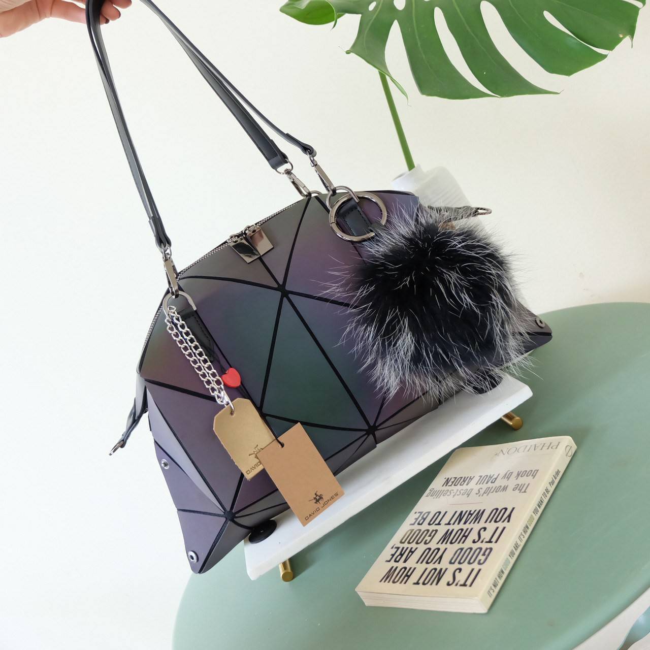 มาใหม่ กระเป๋าถือ/สะพาย ทรงสวย เหมือนซื้อ1ได้4 โอ้ย 🤩🤩 คุ้มสุดๆไปเลยค่า เพราะตัวกระเป๋าปรับได้ถึง4 แบบตามการใช้งานเลยน๊าแถมตัวกระเป๋าน้ำหนักเบาอีกด้วย ✨✨✨ สายสะพายถอดได้แถมสายยาวให้อีก 1 เส้น กระเป๋าทรงสุดฮิตจากแบรนด์ 