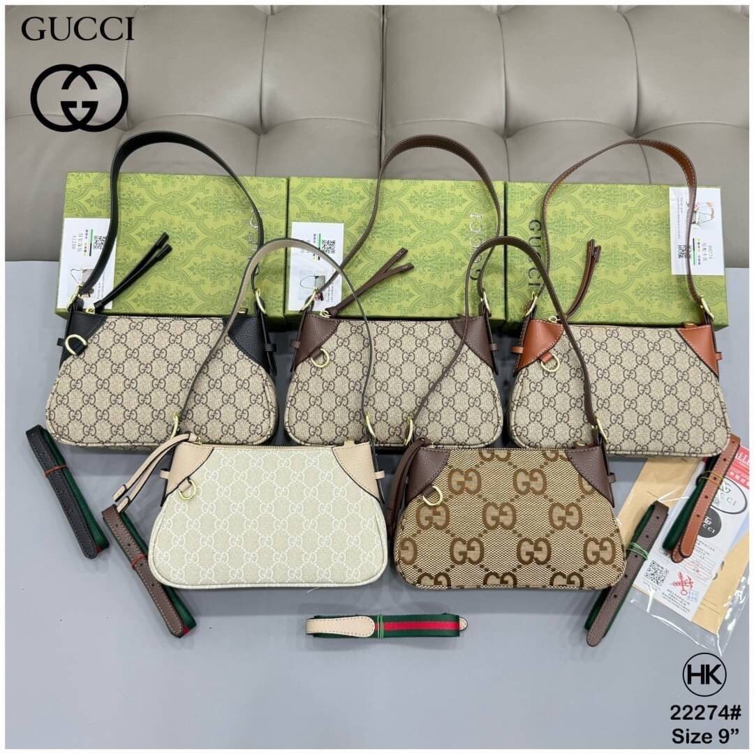 GUCCI GG Emblem small shoulder bag กระเป๋าสะพายคอลใหม่ทรงพอช ได้รับแรงบันดาลใจจากโลกแห่งการขี่ม้าดีไซน์คลาสสิคคงความเอกลักษณ์ สะพายไหล่ได้อย่างสง่างาม ขนาดน่าใช้มากๆ
