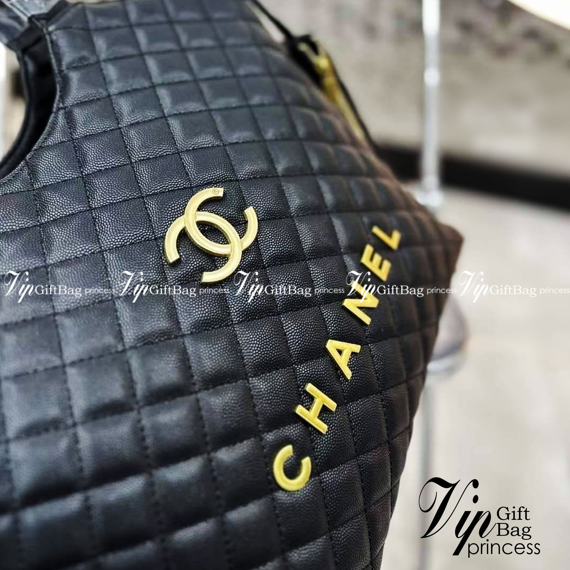 CHANEL Tote Bag / Chanel Shopping Bag 14" / Icare Tote Bag กระเป๋าสะพายไหล่สายในตัว พร้อมสายสะพายยาวปรับระดับได้ เป็น crossbody ได้ จุของได้เยอะมากก งานหนังคาเวียร์เงาสวยเต็มใบ แถมใบเล็ก ใส่ของจุกจิกได้เข้าเซท ด้านหน้าติดโลโก้อะไหล่ทอง สวยหรู ดูแพง ใ