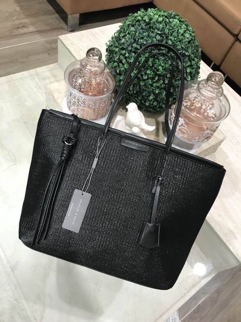 Charles & Keith Black Textured Tote Bag ฮอตฮิตตลอดกาลสำหรับรุ่นนี้ รุ่นยอดนิยม!! มากี่รอบกี่รอบก็ขายดี ใครไม่มีรุ่นนี้ติดตู้ไว้ถือว่าเชยมาก(!!) กระเป๋าสะพายทรง Shopping bag ใบใหญ่จุของได้ใจ น้ำหนักเบา โดดเด่นด้วย Textured วัสดุสานรอบใบ ตัดขอบหนัง สวยอยู่ท