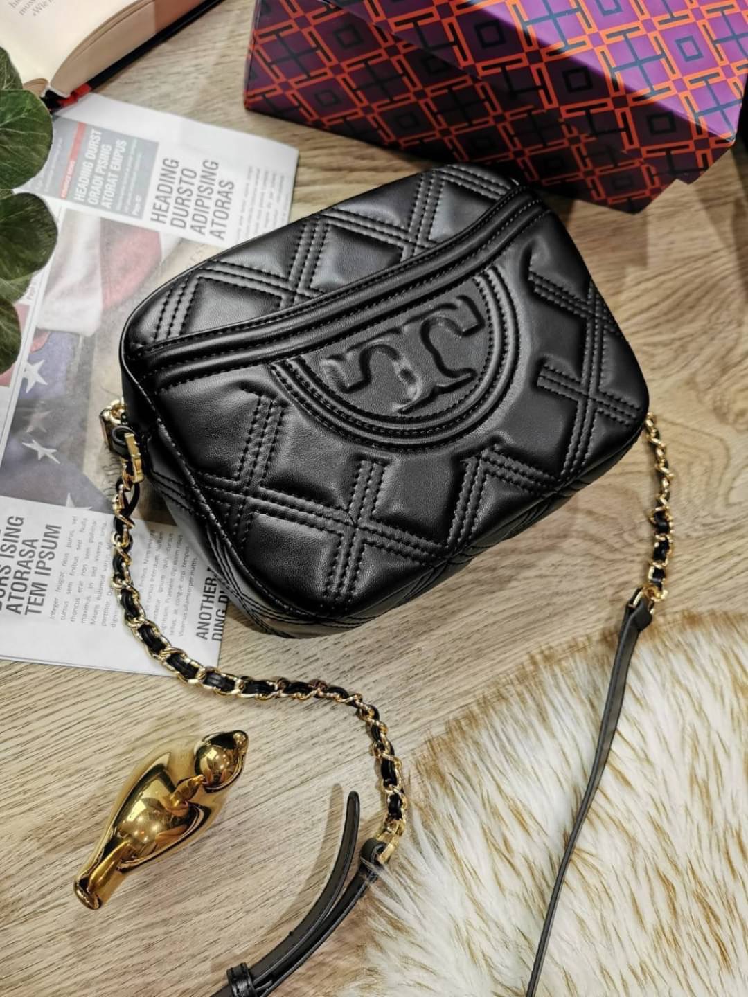Tory Burch Factory Outlet Quilted Leather Shoulder Bag กระเป๋าสะพาย Tory Burch วัสดุหนังแกะสังเคราะห์ขึ้นลายแบรนด์สวยหรูอยู่ทรงดีไซน์ยอดนิยมสุดคลาสสิคน่าใช้ค่ะ เปิดปิดด้วยซิปแบรนด์ ภายในมีโลโก้และมีช่องซิปเล็กใส่ของ ใส่กระเป๋าสตางค์ มือถือ ของใช้ได้เยอะ น