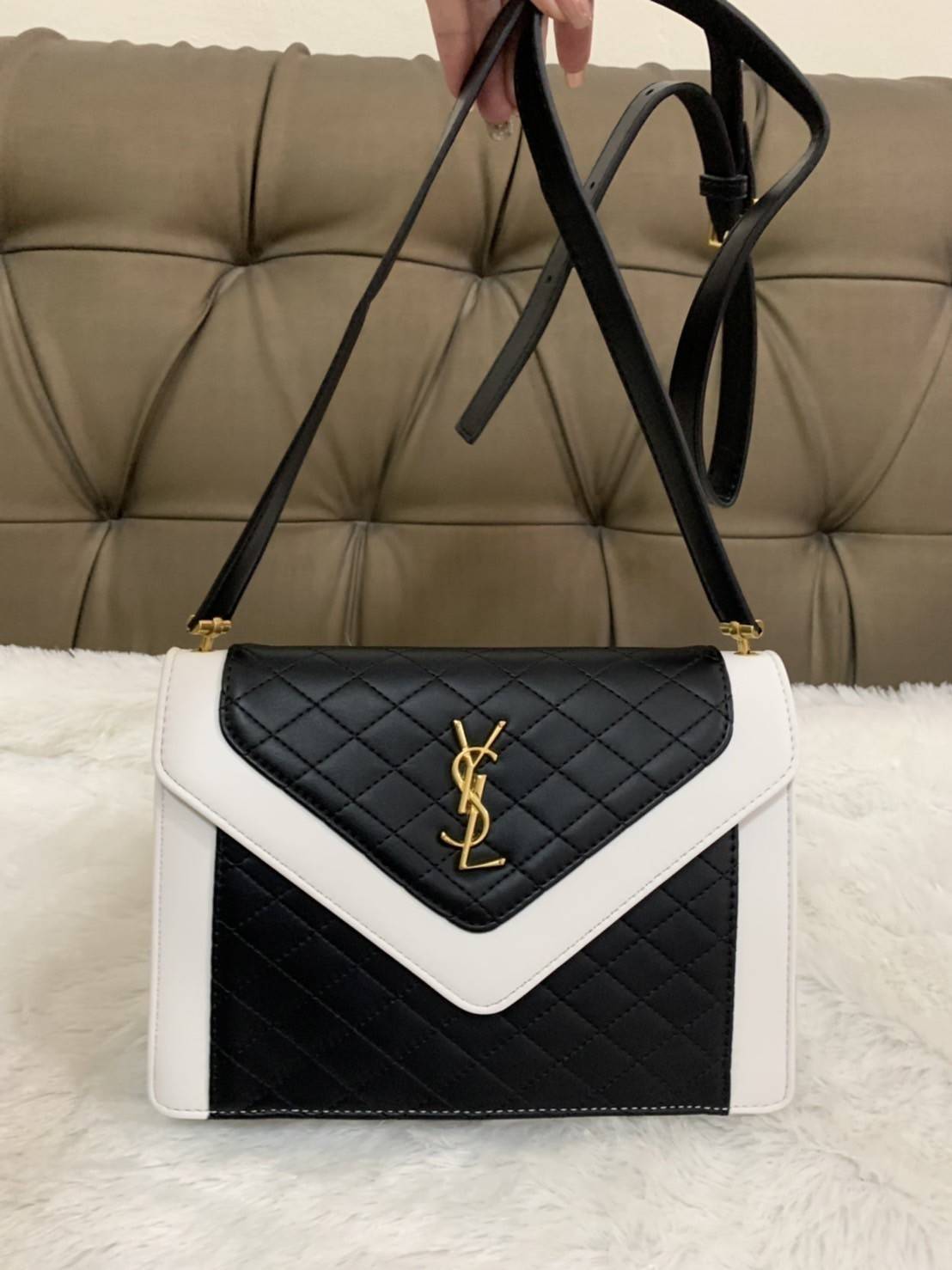 VIP SAINT LAURENT GABY SATCHEL BLACK / YSL GABY กระเป๋าสะพายดีไซน์เกร๋ รูปทรงแบบซองจดหมาย หนังลายตาราง น้องใหม่จากSaint Laurent Gaby Satchel วัสุดหนังลูกแกะแบบควิลท์ (หนังแกะสังเคราะห์) งานสไตล์วินเทจ แต่งขอบสีขาวตัดกับสีดำ ด้านหลังมีช่องสำหรับใส่ของได้ โ