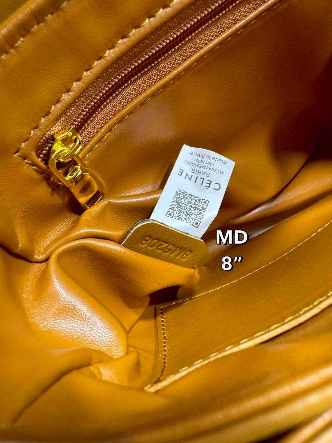 CELINE Besace Clea in Shiny กระเป๋าสะพายทรงสวย โค้งมนอยู่ทรงพร้อมโลโก้หน้าสีทองสวยหรู Best item ดีไซน์เรียบหรูดูแพง ฮิตสุดในเกาหลี ใช้ได้ทั้งชายหญิง