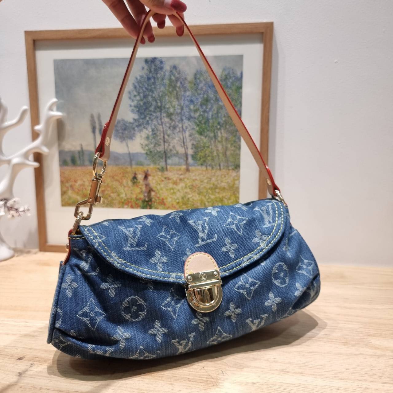 LV mini pleaty denim bag / LV Denim Pochette Bag ฮอตตัวแม่แบบฉ่ำ กับกระเป๋าสะพายไหล่ แรร์ไอเท็มที่สาวๆตามหา ดีไซน์เดนิมสวยโดดเด่น รูปทรงวินเทจ