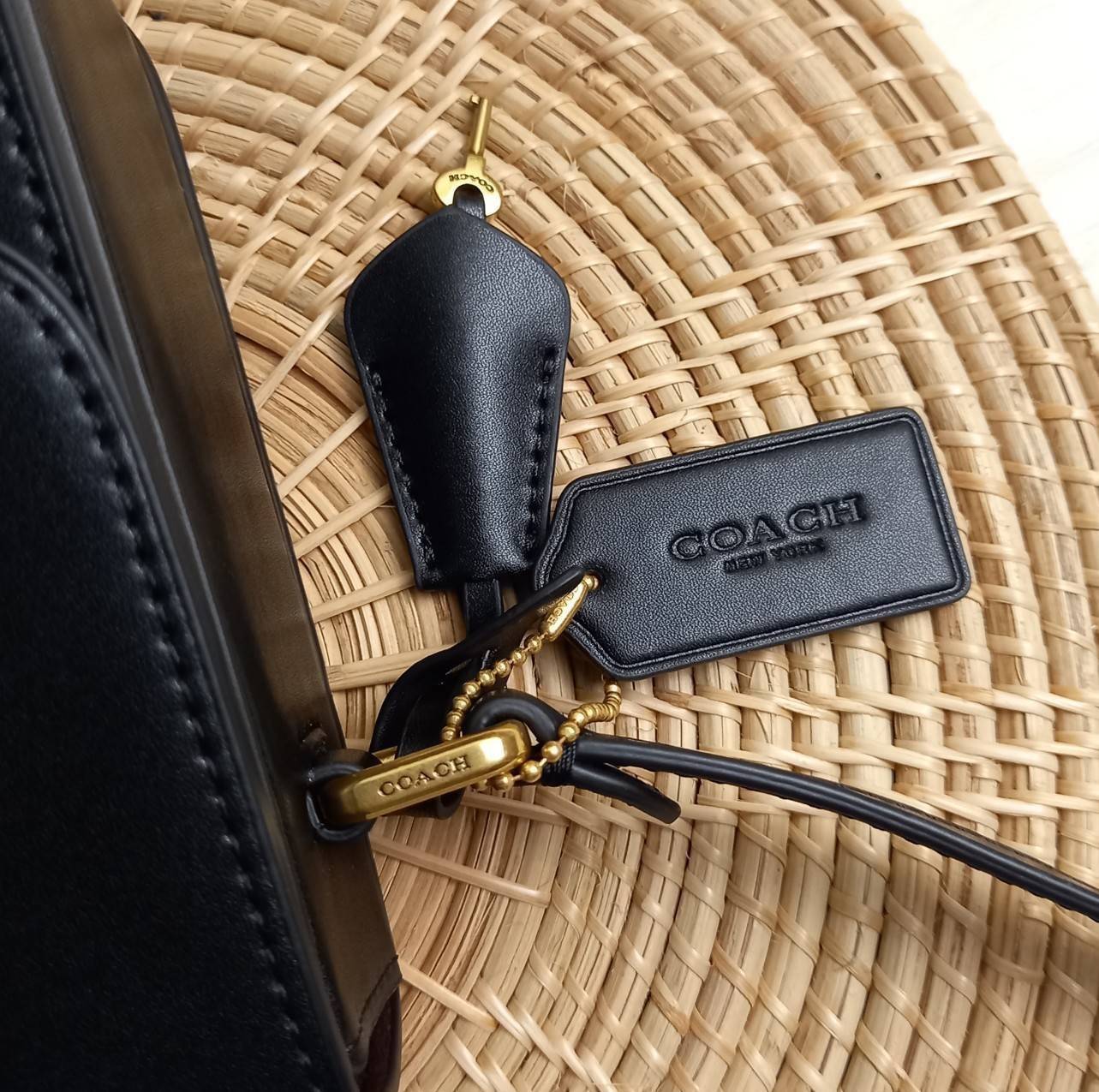 COACH STUDIO GLOVETANNED LEATHER SHOULDER BAG (C6641)🌺ห้ามพลาดเด็ดขาด!! สวยละมุน เรียบหรู ดูแพงสุดๆ!! //กระเป๋าถือ กระเป๋าสะพาย ดีไซน์เนี้ยบ! เฉียบมาก!// วัสดุหนังแท้ หนังเรียบเต็มใบ อยู่ทรง สวยมากๆ ดีเทลเรียบหรู ผู้ดีสุดๆ!// ด้านหน้าเปิด-ปิดด้วยต