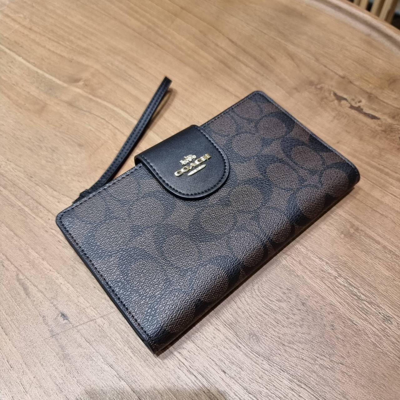 พร้อมส่ง 7 สี COACH C2874 TECH WALLET IN COLORBLOCK SIGNATURE CANVAS จัดให้สีใหม่ก่อนใคร!! ดีไซน์ใหม่ คอลเลคชั่นสวยหรู กระเป๋าสตางค์พร้อมสายคล้องมือ ง่ายต่อชีวิตมากจ้า!! มันดีอะไรเบอร์นี้ ใส่ได้ทั้งบัตร และโทรศัพท์ก็ใส่ได้ทุกรุ่น แถมยังมีช่องซิปแยกไปอีก ช