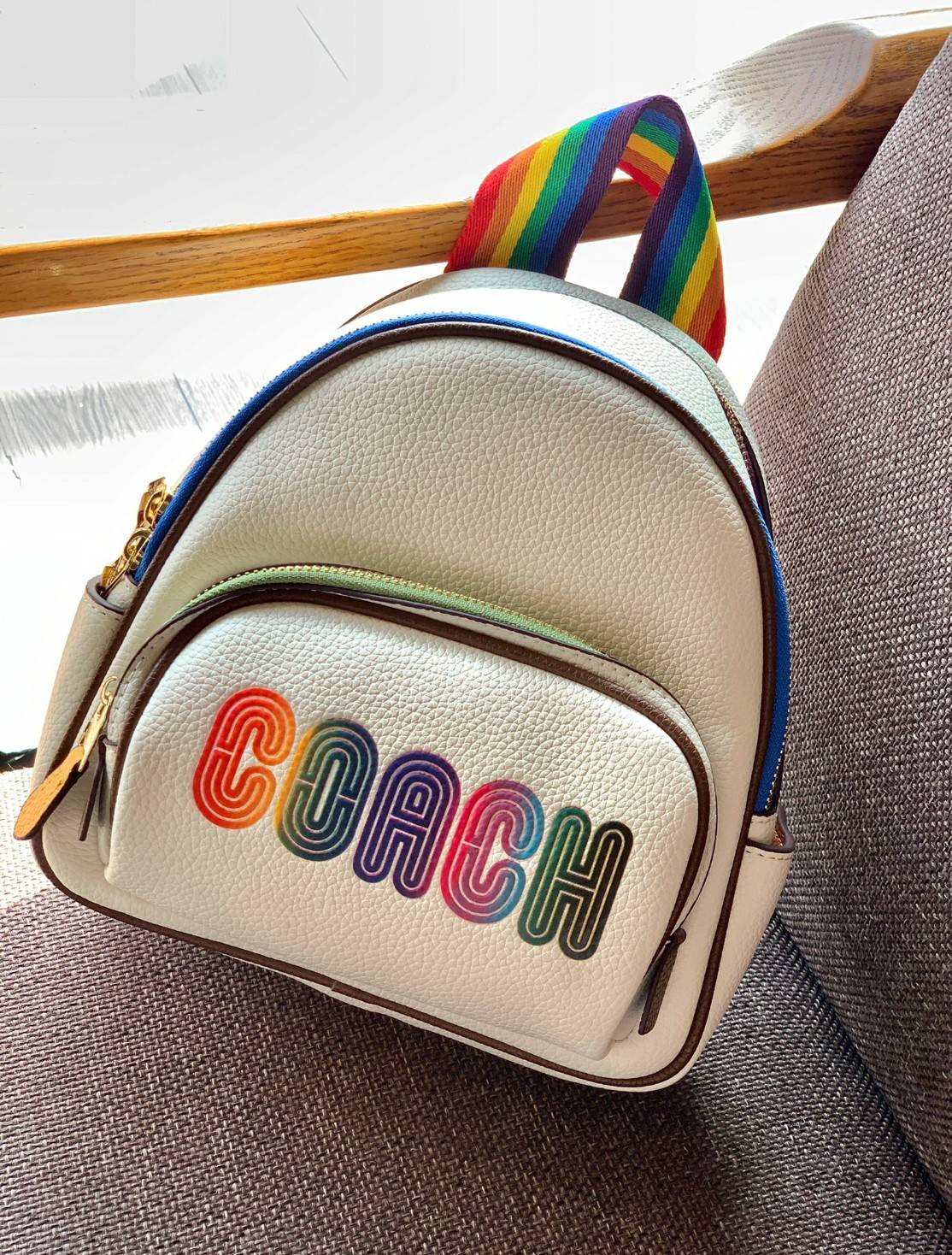 COACH MINI COURT BACKPACK WITH RAINBOW COACH ((CA624)) 🌈ต่อกันเลย สวยกันก่อน วางน้องไม่ลงเลยจริงๆค่าา😍 พร้อมส่ง! ยังไม่เข้าไทย กับกระเป๋าสะพายหลังแบบมีหูหิ้วในตัว บอกก่อนเลยว่าหนังของน้องทั้งนิ่ม ทั้งสวย อย่างดีเลยค่ะ