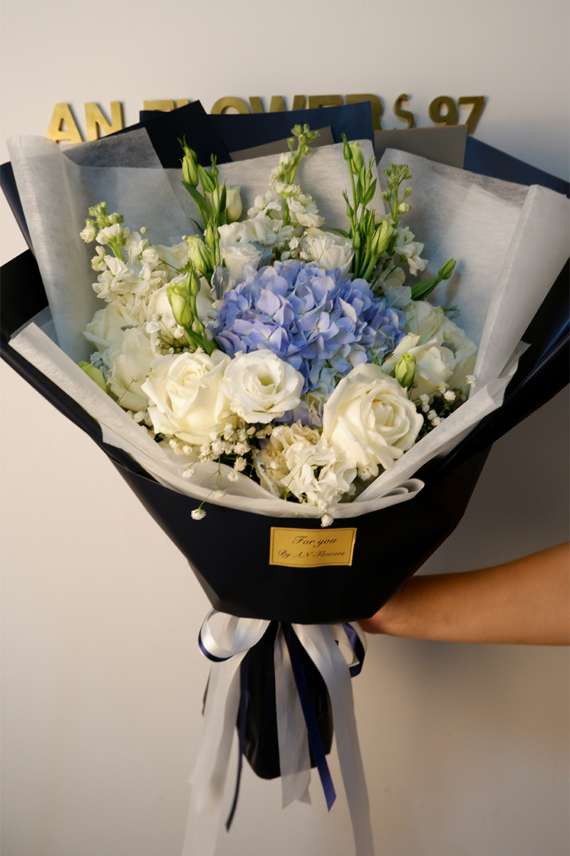 ช่อดอกไม้ ช่อกุหลาบขาวไฮเดรเยียฟ้า ช่อใหญ่