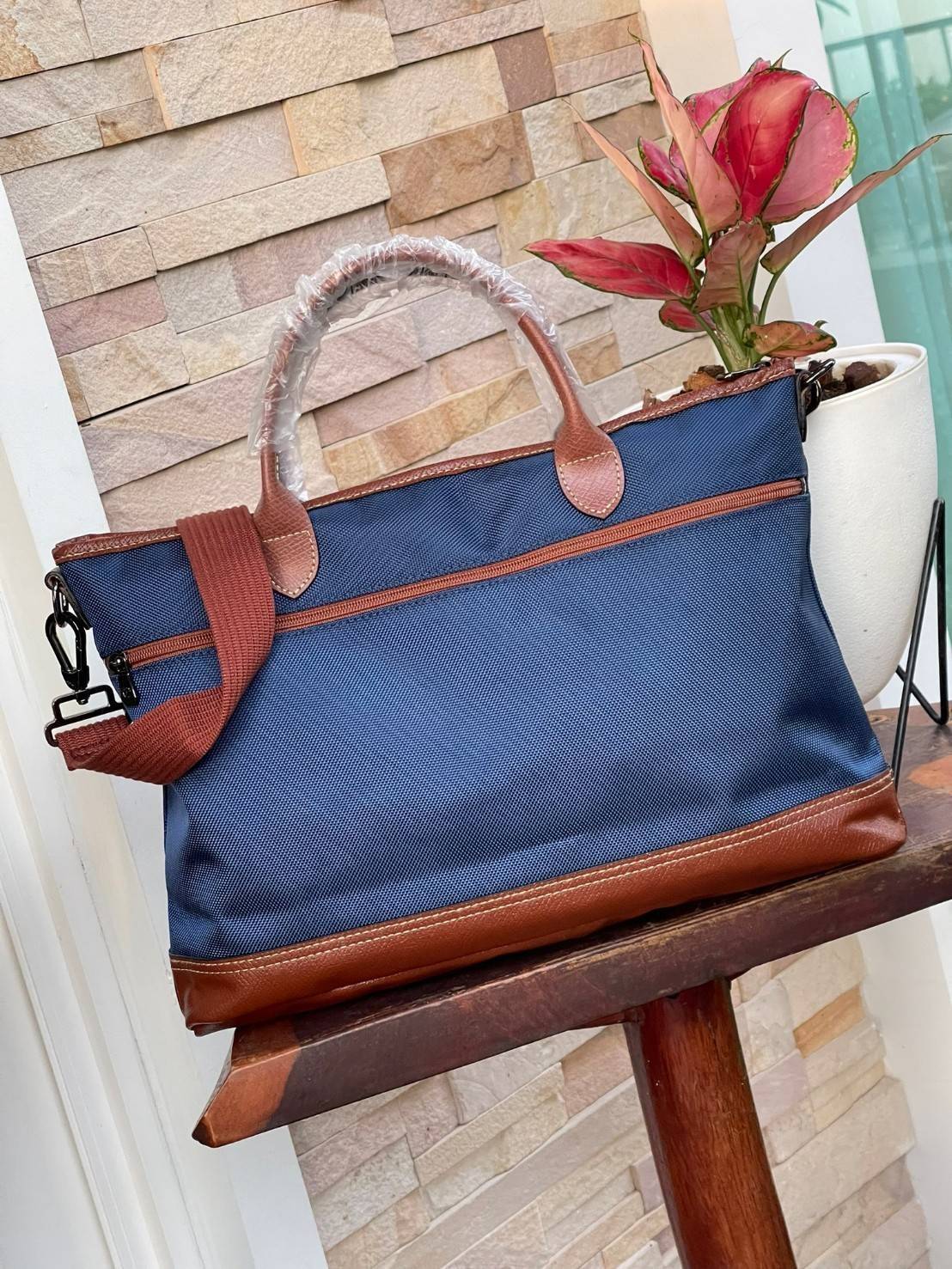 LONGCHAMP BOXFORD TRAVEL BAG M กระเป๋าเดินทางขนาดกลาง มาพร้อมสายสะพายที่สามารถถอดได้ ให้คุณเลือกสะพายไหล่หรือถือได้ มีซิปรูดเปิดปิดกระเป๋าที่ให้คุณมั่นใจได้ว่าคุณจัดเก็บไอเท็มของคุณได้อย่างมิดชิด บ็อคฟอร์ด (BOXFORD) สะท้อนความเป็นเอกลักษณ์ของแบรนด์ที่เปี่