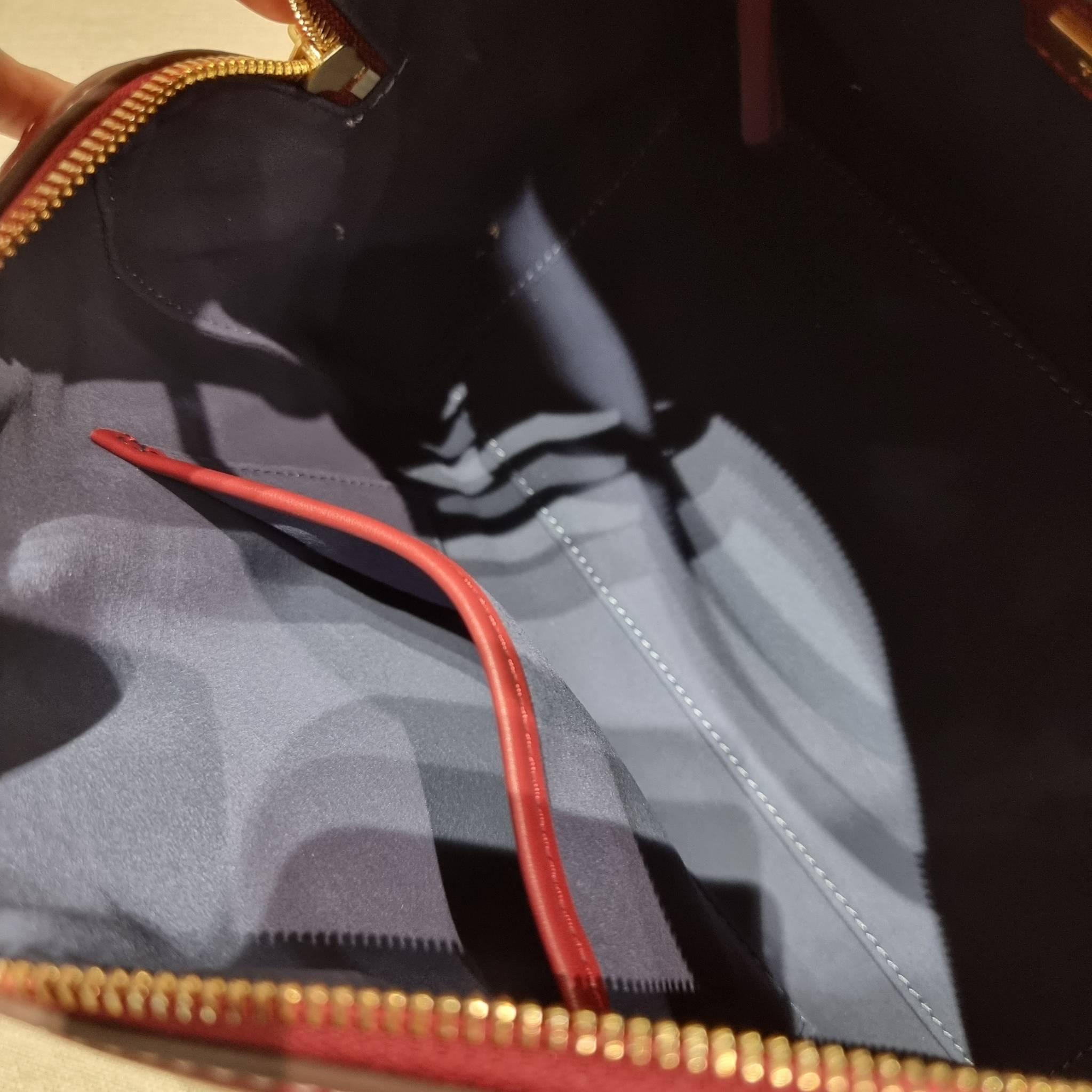 TORY BURCH T MONOGRAM JACQUARD EMBROIDERED DUFFLE คอลใหม่ล่าสุด สวยพร้อมเสิร์ฟแบบไม่ต้องรอพรีฯ ลายโมโนแกรมสุดคลาสสิคที่ถูกดีไซน์รังสรรค์ด้วยงานปักสุดชิค น่าใช้ใจฟูแค่แรกเห็น!! วัสดุ jacquard woven สลับหนังแท้ หูจับในตัว และพร้อมไปเลยกับสายสะพายข้าง ที่จะถ