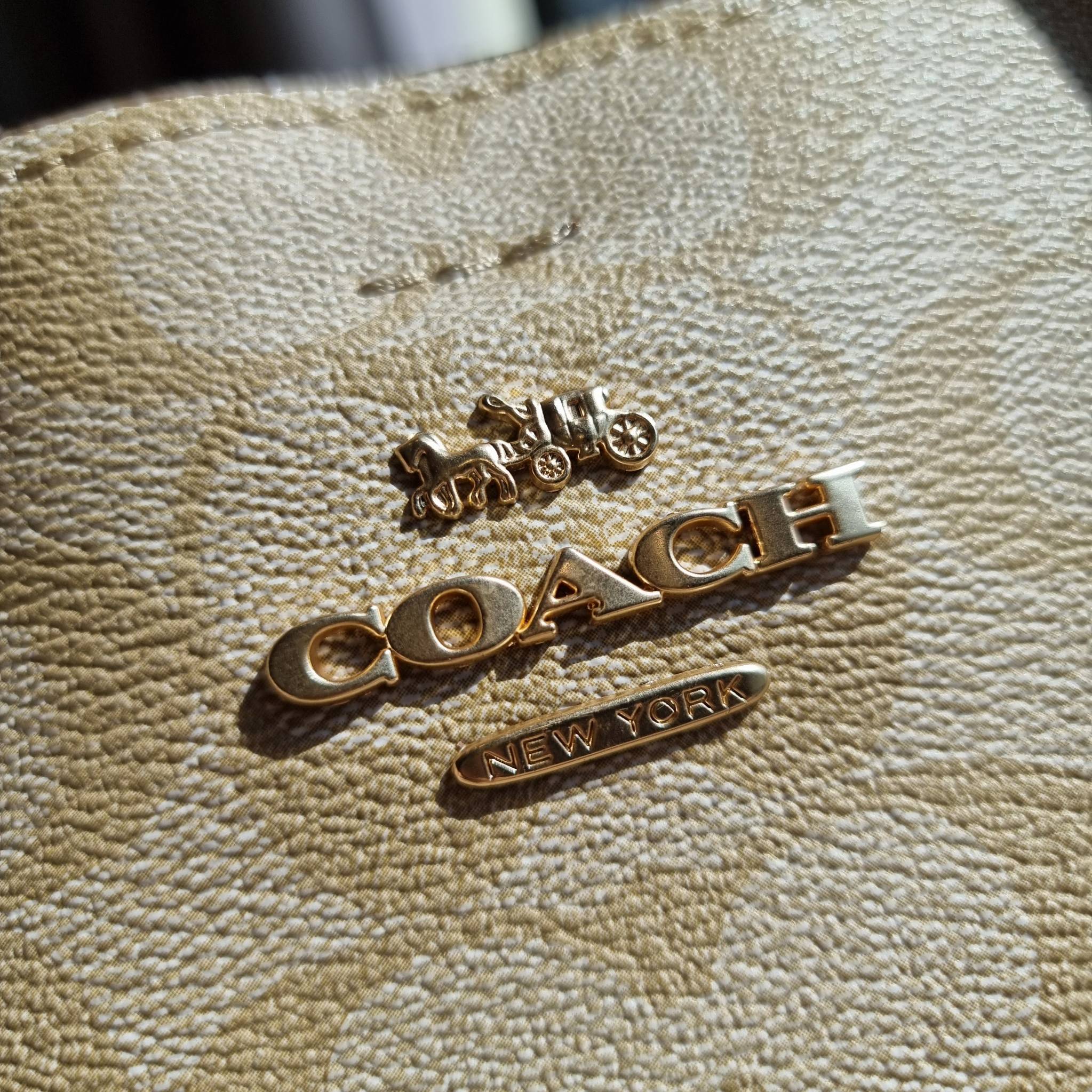 OUTLET 】COACH 73293 MINI AVENUE CARRYALL IN SIGNATURE CANVAS กระเป๋าสะพายรุ่นคลาสสิค คัมแบคแล้วจ้าแม่!! ไซส์กำลังสวย วัสดุหนังแคนวาสคุณภาพดี ด้านข้างเก็บทรงได้ เปิด-ปิดด้วยกระดุมแม่เหล็ก ใช้งานง่าย มีช่องซิป ใบนี้เห็นเล็กๆ แต่จุได้เยอะพอสมควรเลยน้า ɣ
