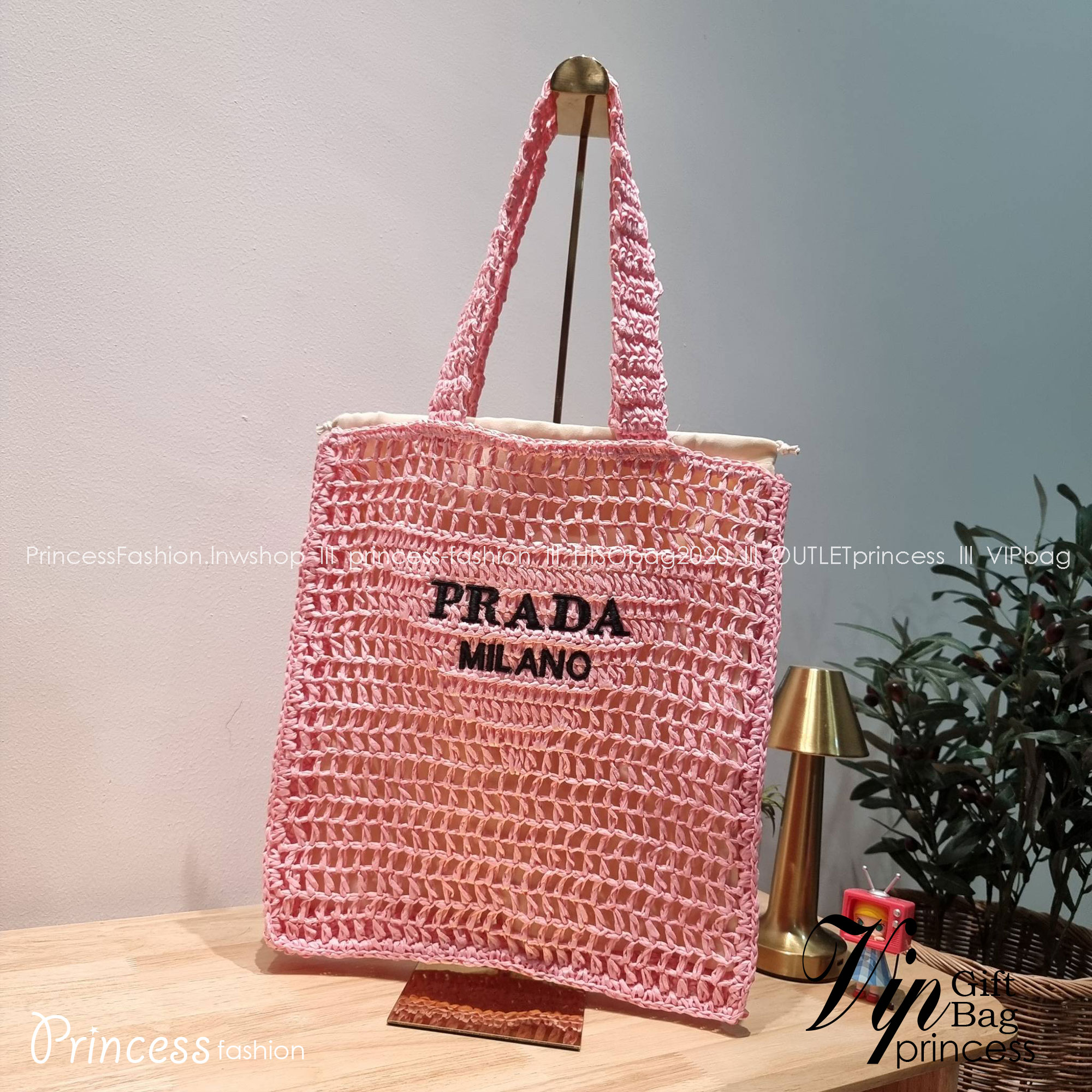 PRADA RAFFIA TOTE BAG สวยไม่ซ้ำใคร สไตล์บีช เหมาะมากกับการสะพายไปเที่ยวทะเล หรือจะใช้ในวันสบายๆก็ตอบโจทย์ กับกระเป๋าสะพายสานใบใหญ่ ตัวกระเป๋าเป็นวัสดุสังเคราห์จากธรรมชาติ