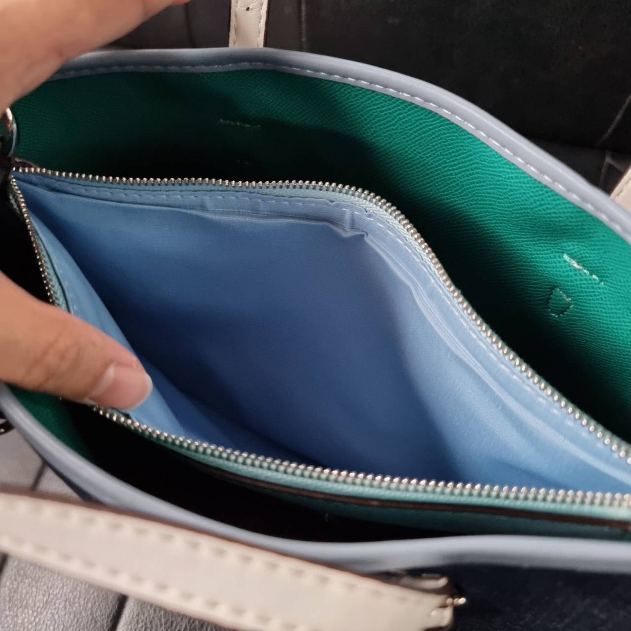 COACH C4085 MOLLIE TOTE 25 IN COLORBLOCK กระเป๋าทรงโท้ทยอดฮิต ขนาดมินิไซส์ ดีไซน์สวยคมทุกรุ่น!! ตกแต่งซิกเนเจอร์ถักทออยู่บนผ้าแคนวาส ดูโดดเด่น ภายในเป็นช่องโล่ง มีช่องซิปกลางใส่ของได้ ขนาดกำลังดีแบบใส่ของได้ครบครัน มาพร้อมสายสะพายข้าง หรือจะถือคล้องแขนเก๋