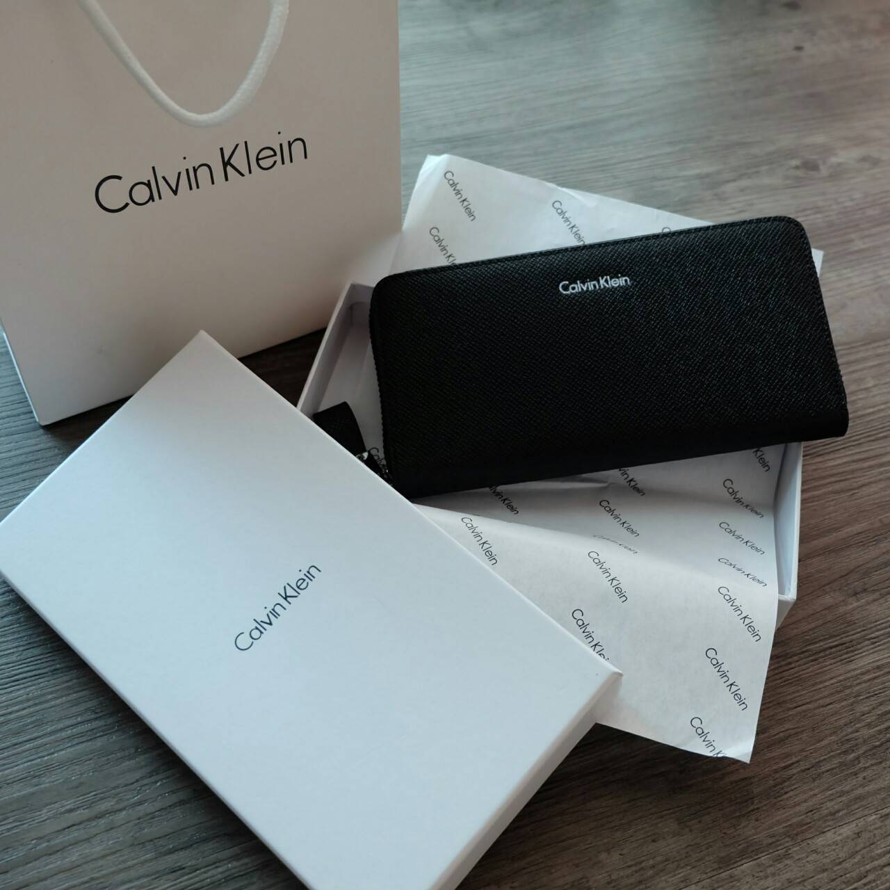 Calvin Klein Long Wallet กระเป๋าสตางค์ใบยาวซิปรอบ ภายในมีช่องใส่ธนบัตร ช่องใส่บัตรหลายช่อง และช่องซิปสำหรับใส่เหรียญ จะมอบเป็นของขวัญ หรือใช้เองก็แนะนำเลยค่ะ
