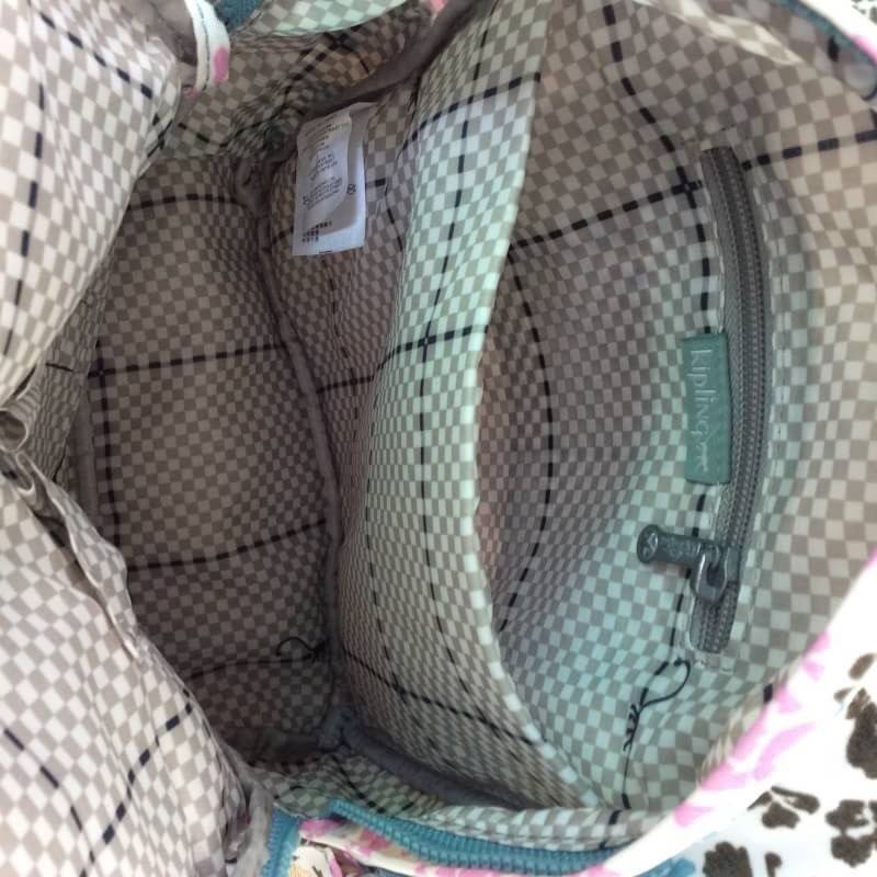 Kipling Mini Backpack K12688 กระเป๋าขนาดมินิ ใช้งานได้ถึง 3 แบบ ปรับเป็นเป้สะพายหลัง สะพายข้าง และมีหูหิ้ว ลวดลายสวยน่ารัก มีช่องเก็บหลายช่องแยกเก็บของจุกจิก ด้านข้างมีช่องโล่งไว้ใส่ขวดน้ำหรือของที่ต้องหยิบใช้บ่อยครั้ง สะพายได้กับสาวทุกลุคเลยค่ะ ไม่ควรพลา